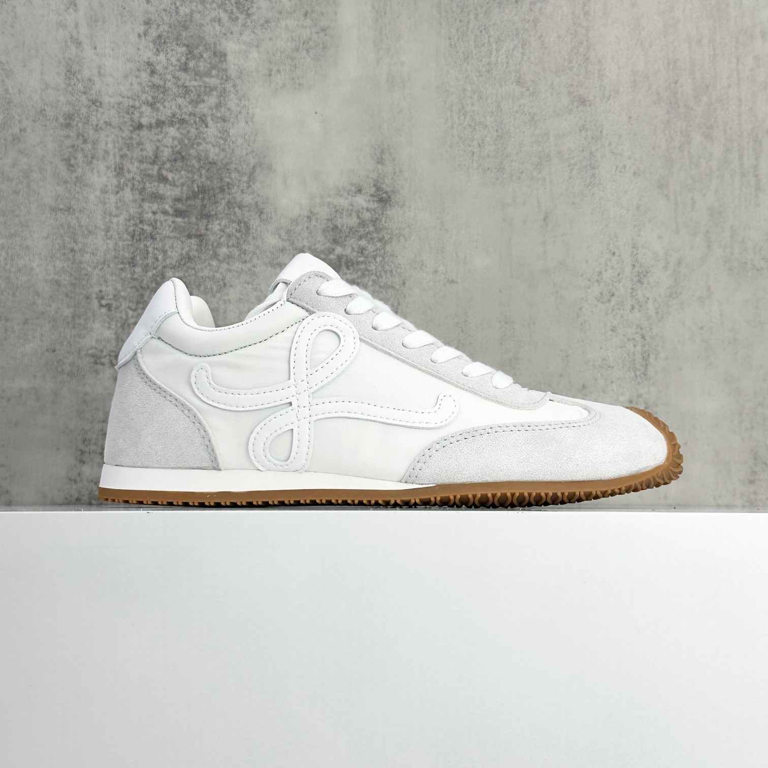 NO:284639,Today's shipment [S version] upgraded version LOEWE Ballet Runner 2.0 nylon cowhide leather round head lace, low-top simple and elegant styling, giving people a casual and casual style, comfortable and lightweight, sporty and flexible, satisfying daily personal outfits. Number of codes: 36 37 38 39 40 41 42 43 44,,loewe,loewe,cowhide19860909今日出货【S版本】升级版 LOEWE 罗意威.Ballet Runner 2.0 尼龙牛皮革圆头系带 低帮 简约大方的造型设计,给人以随性休闲的时尚格调,穿着舒适轻便,运动灵活自如,满足日常个性穿搭 码数 :36 37 38 39 40 41 42 43 44,,loewe,loewe,cowhide,Men's shoes