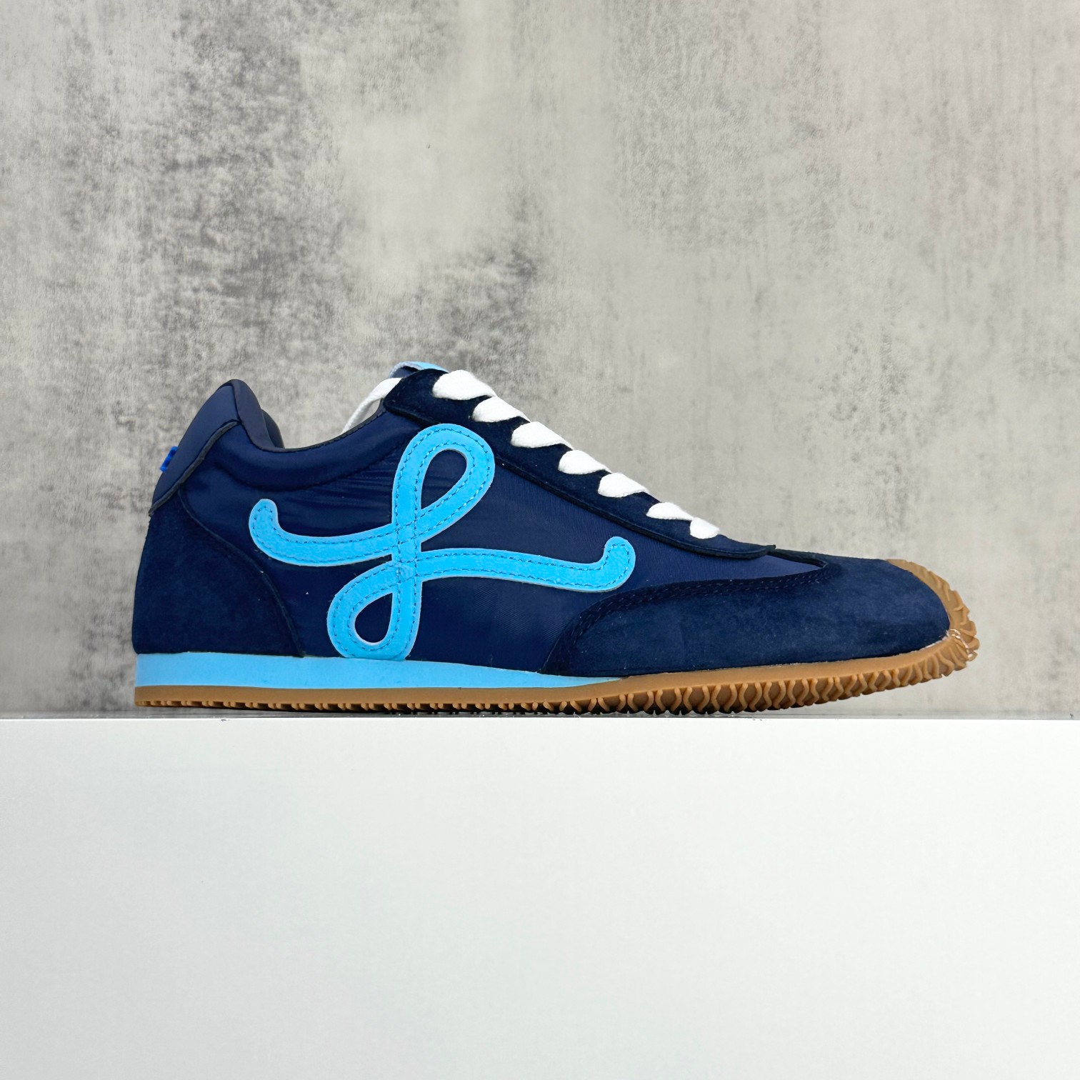 NO:284646,Today's shipment [S version] upgraded version LOEWE Ballet Runner 2.0 nylon cowhide leather round head lace, low-top simple and elegant styling, giving people a casual and casual style, comfortable and lightweight, sporty and flexible, satisfying daily personal outfits. Number of codes: 36 37 38 39 40,,loewe,loewe,cowhide19860909今日出货【S版本】升级版 LOEWE 罗意威.Ballet Runner 2.0 尼龙牛皮革圆头系带 低帮 简约大方的造型设计,给人以随性休闲的时尚格调,穿着舒适轻便,运动灵活自如,满足日常个性穿搭 码数 :36 37 38 39 40,,loewe,loewe,cowhide,Men's shoes