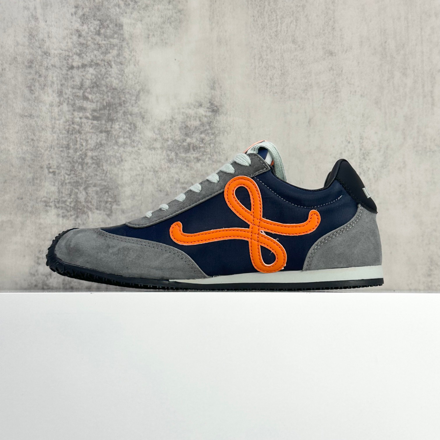 💰180
升级版  LOEWE 罗意威。Ballet  Runner  2.0 尼龙牛皮革圆头系带 低帮
 简约大方的造型设计，给人以随性休闲的时尚格调，穿着舒适轻便，运动灵活自如，满足日常个性穿搭
码数 :36 37 38 39 40 41 42 43 44