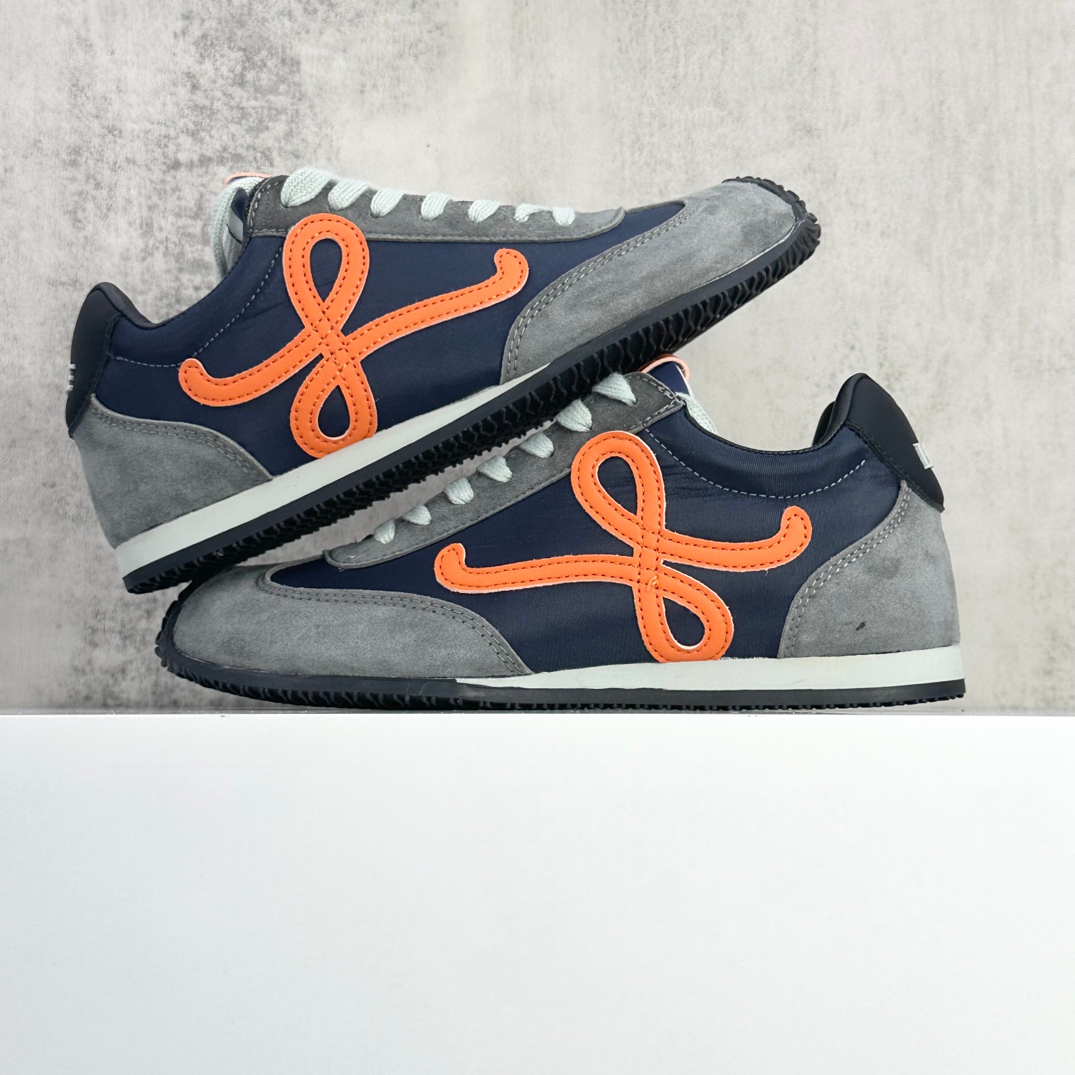 💰180
升级版  LOEWE 罗意威。Ballet  Runner  2.0 尼龙牛皮革圆头系带 低帮
 简约大方的造型设计，给人以随性休闲的时尚格调，穿着舒适轻便，运动灵活自如，满足日常个性穿搭
码数 :36 37 38 39 40 41 42 43 44