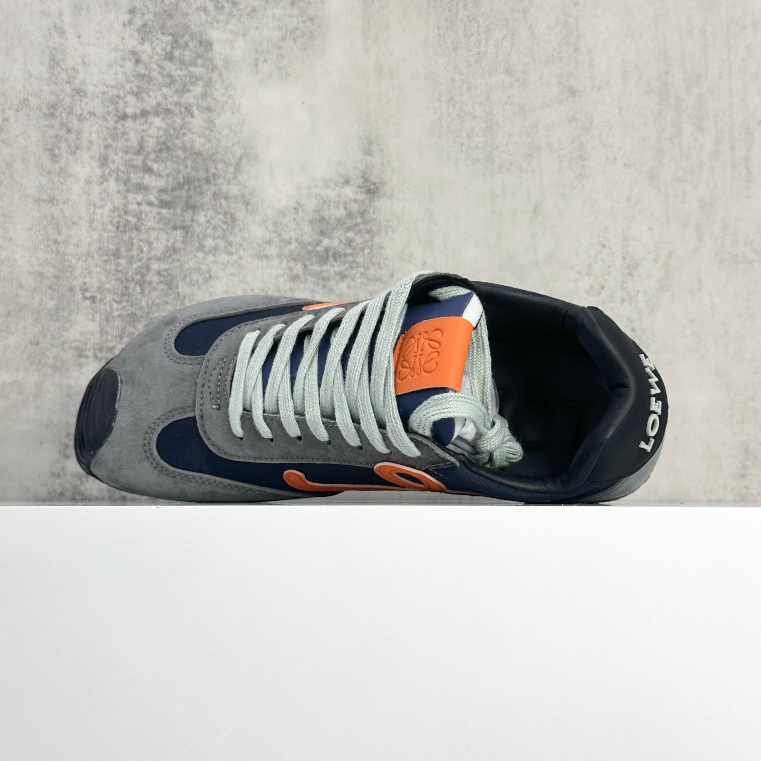 💰180
升级版  LOEWE 罗意威。Ballet  Runner  2.0 尼龙牛皮革圆头系带 低帮
 简约大方的造型设计，给人以随性休闲的时尚格调，穿着舒适轻便，运动灵活自如，满足日常个性穿搭
码数 :36 37 38 39 40 41 42 43 44