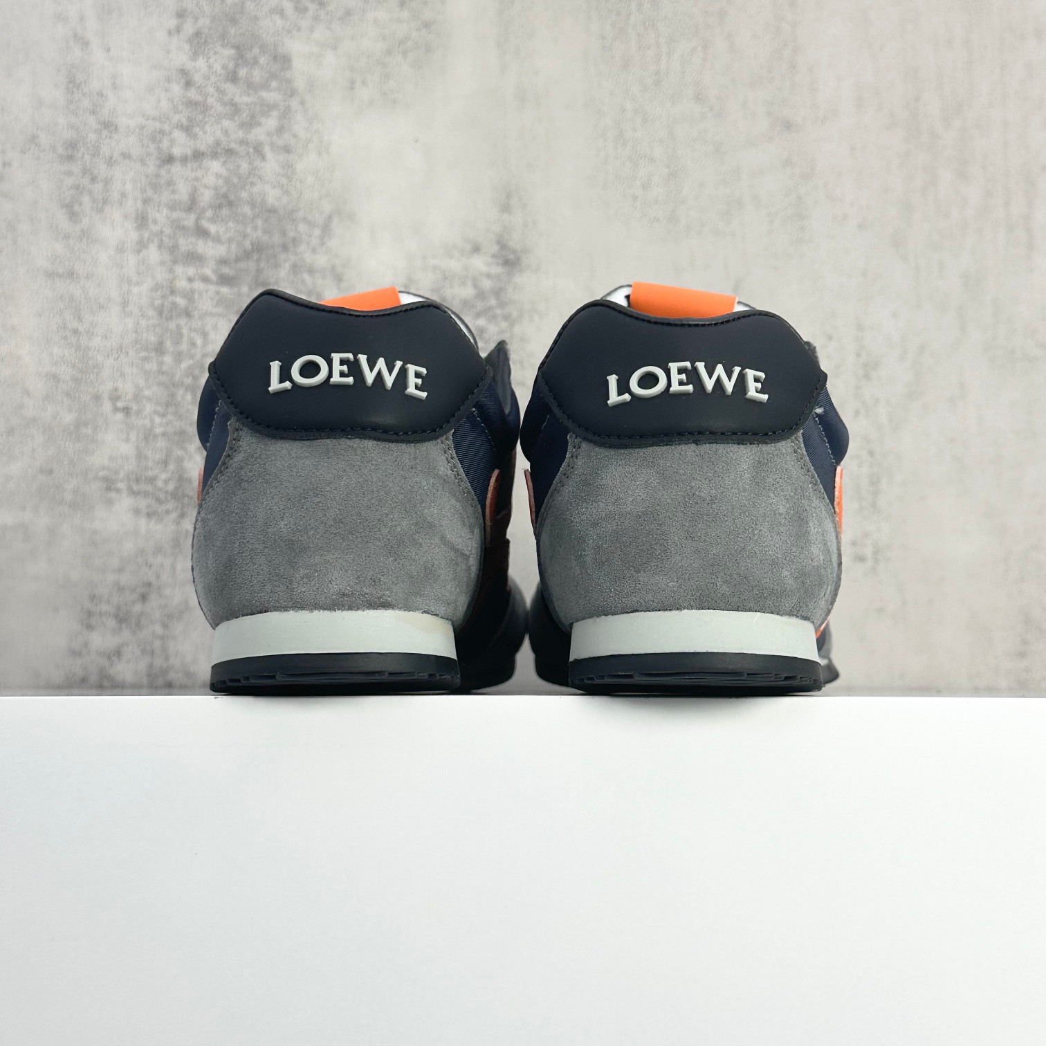 💰180
升级版  LOEWE 罗意威。Ballet  Runner  2.0 尼龙牛皮革圆头系带 低帮
 简约大方的造型设计，给人以随性休闲的时尚格调，穿着舒适轻便，运动灵活自如，满足日常个性穿搭
码数 :36 37 38 39 40 41 42 43 44