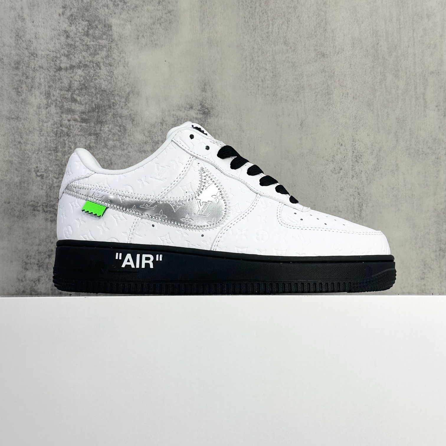 NO:284634,Shipping today [YH scan version] upgraded version Louis VuittonxNike Air Force 1 Low low-top lace-up shoes LV joint brand Air Force One AF1 low-top sports and casual shoes Official synchronization 1 to 1 original level Head layer leather Full of cleanliness workmanship details Original last original cardboard Create a pure Air Force version # Focus on foreign trade channels Full palm built-in honeycomb air cushion # Original box accessories Original midsole steel stamp and pull-up perfect restoration Size 40 40.5 41 42 42.5 43 44 44.5 45 46,,louis vuitton,louis vuitton19860909今天出货【YH扫描版本】升级版  LouisVuittonxNike Air Force 1 Low低帮系带板鞋 LV联名 空军一号 AF1低帮运动休闲板鞋 官方同步 1比1原装级别 头层皮料 清洁度做工细节拉满 原楦头原纸板 打造纯正空军版型#专注外贸渠道 全掌内置蜂窝气垫 #原盒配件 原厂中底钢印、拉帮完美还原 尺码40 40.5 41 42 42.5 43 44 44.5 45 46,,louis vuitton,louis vuitton,Men's shoes