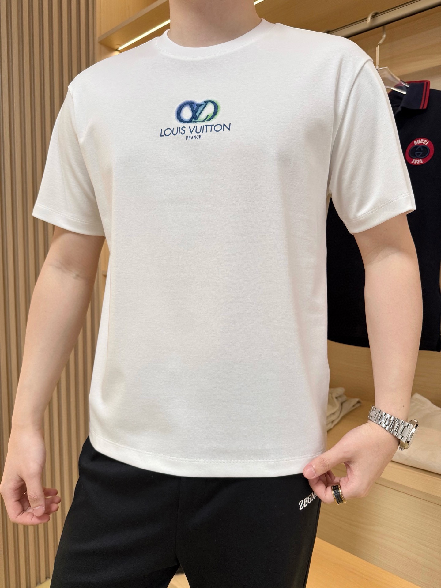 NO:158883,Louis Vuitton - the latest hot T-shirts in 2025 counters are shipped, and hot-selling items in European and American counters!  Selected imported Italian fine cotton fabrics with fashionable designs, exquisite brand logo on the chest to show the charm You are definitely worthy of having. Number 48-56 (model 180/140 wears 50, with Hong Kong Lane Crawford gift box packaging), louis vuitton,tees, t-shirt, alexander wang19860909路易威登-2025专柜最新爆款T恤出货 欧美专柜热销单品！精选意大利进口精棉面料搭配时尚的设计,胸前精致的品牌标志彰显韵味 您绝对值得拥有.码数48-56（模特180/140穿50,配香港连卡佛礼盒包装）,,louis vuitton,tees，t-shirt,alexander wang,Men's clothing