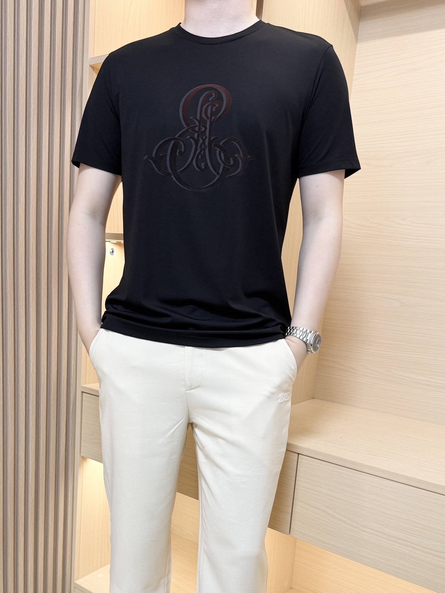 NO:158885,Cavalli-2025 latest hot T-shirt shipment, hot-selling items in Europe and the United States!  Selected Italian imported fine cotton fabrics with fashionable designs, exquisite brand logo on the chest to show the charm You are definitely worthy of having. Number 48-56 (model 180/140 wears 50, with Hong Kong Lane Crawford gift box packaging), tees, t-shirt, alexander wang19860909卡瓦利-2025最新爆款T恤出货 欧美热销单品！精选意大利进口精棉面料搭配时尚的设计,胸前精致的品牌标志彰显韵味 您绝对值得拥有.码数48-56（模特180/140穿50,配香港连卡佛礼盒包装）,,tees，t-shirt,alexander wang,Men's clothing