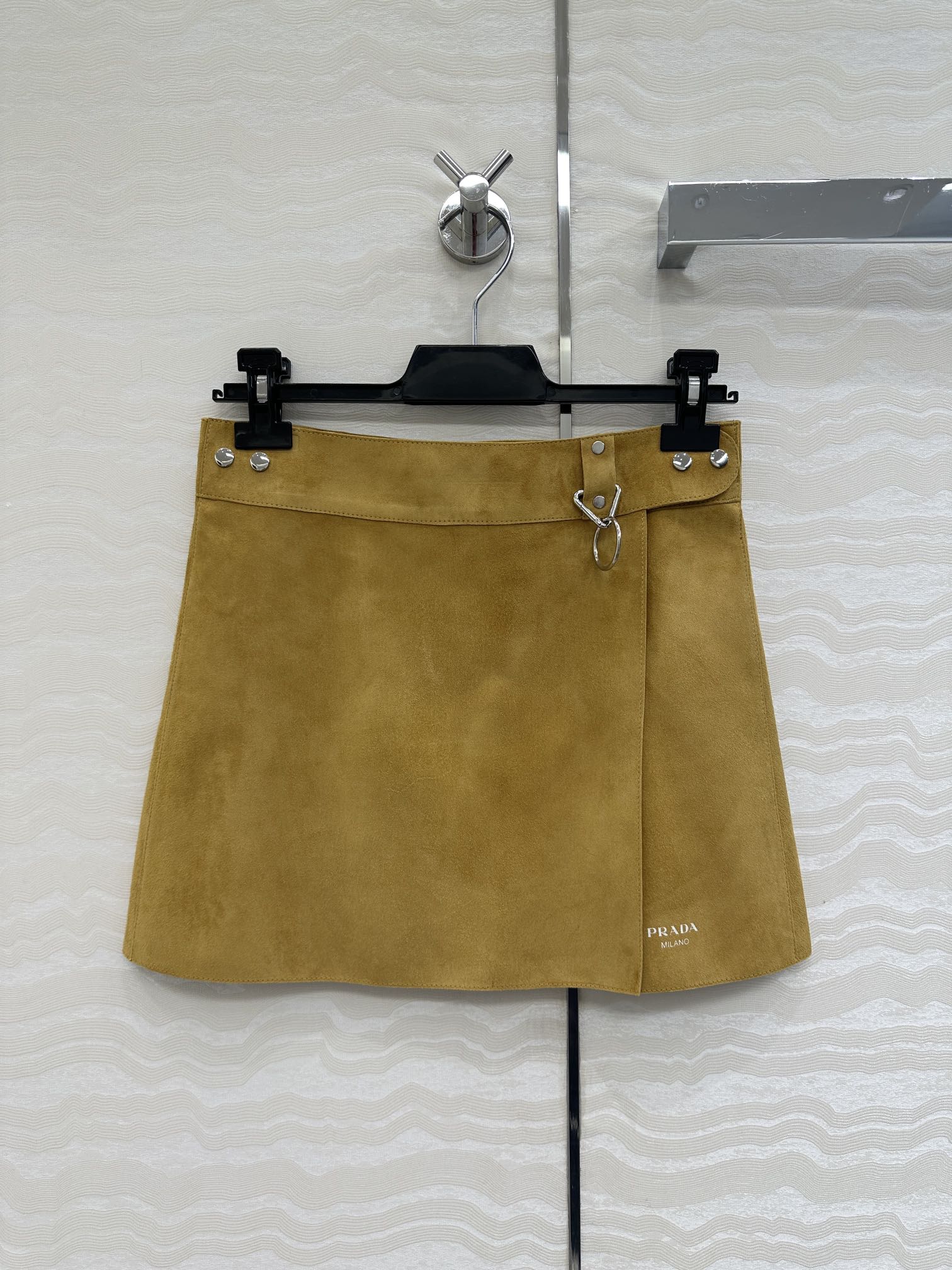 NO:890712,Exclusive first release of high-end original quality, PR high-intelligence and fashionable lambskin skirt!  A touch of yellow in summer. Exclusive custom-made suede suede goatskin lining with double-sided craftsmanship design!  The top imported leather has a super delicate texture!  Minimalist tailoring. Special machine craftsmanship and hand-oiled edge craftsmanship. The silver buckle design is sleek and high-end!  Bai Fumei's must-have fashionable items. The classic mid-low-waisted version is versatile and does not pick on the upper body. Super genuine imported hardware accessories. Perfect workmanship and quality depends on the details!  Highly recommended. One color and 3 sizes!  Quick order. Size 38, waist 72, hip 90, skirt length 38., Prada - clothing, prada, skirts, sheepskin, chamois leather,19860909独家首发高端原单品质,PR高智感时髦穿搭小羊皮半裙！夏日里的一抹黄.独家定制麂皮绒面山羊皮里双面工艺设计！顶级进口皮质感超级细腻！极简主义剪裁.特种专机工艺手工油边工艺,银扣设计又飒又高级！白富美必入时髦单品.经典中低腰版型百搭不挑人上身超级正进口五金配件.完美做工品质看细节！强烈推荐.一色3码！火速砸单.38码腰围72,臀围90,裙长38.,普拉达-服装,prada,skirts,sheepskin,chamois leather,,Women's clothing