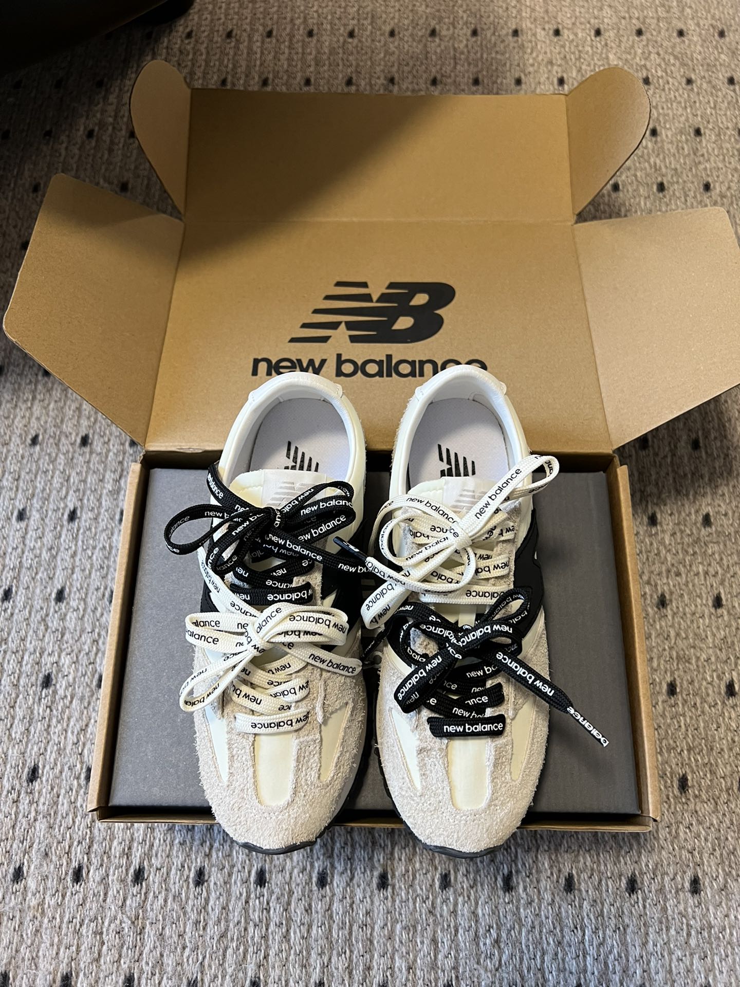 NO:265808,New Balanc* New Balance Retro Jogging Shoes Series NB471 Retro Jogging Shoes Same Model Zhang Yuanying Retro Pioneer Casual Sports Jogging Shoes Italian Street Style in the 1970s!  NB New Balance The new 471 series is a new look created with a purer retro style design. The side is also deconstructed. The n-shaped logo is presented in an old embossed style. Multi-lace matching is a girlish and fashionable look. Upper, high mercerized cow back velvet/cowhide, calf leather/woven, outsole custom open molded sole size women's size 35-39 (40 custom made without return or exchange), casual shoes/sports shoes, new balance, sneakers, cowhide19860909New Balanc*新百伦复古慢跑鞋系列 NB471复古慢跑鞋张元英同款 复古先锋休闲运动慢跑鞋 上世纪70年代的意大利街头风格！NB新百伦 全新 471 系列以更纯粹的复古风格设计打造的全新造型.侧身还以解构设计 将n字标志以做旧压花样式呈现 多鞋带搭配穿搭少女感时尚感十足 鞋面 高丝光牛反绒/牛皮 内里小牛皮/织布 大底定制开模大底 size女码35-39（40定做不退换）,休闲鞋/运动鞋,new balance,sneakers,cowhide,Women's Shoes