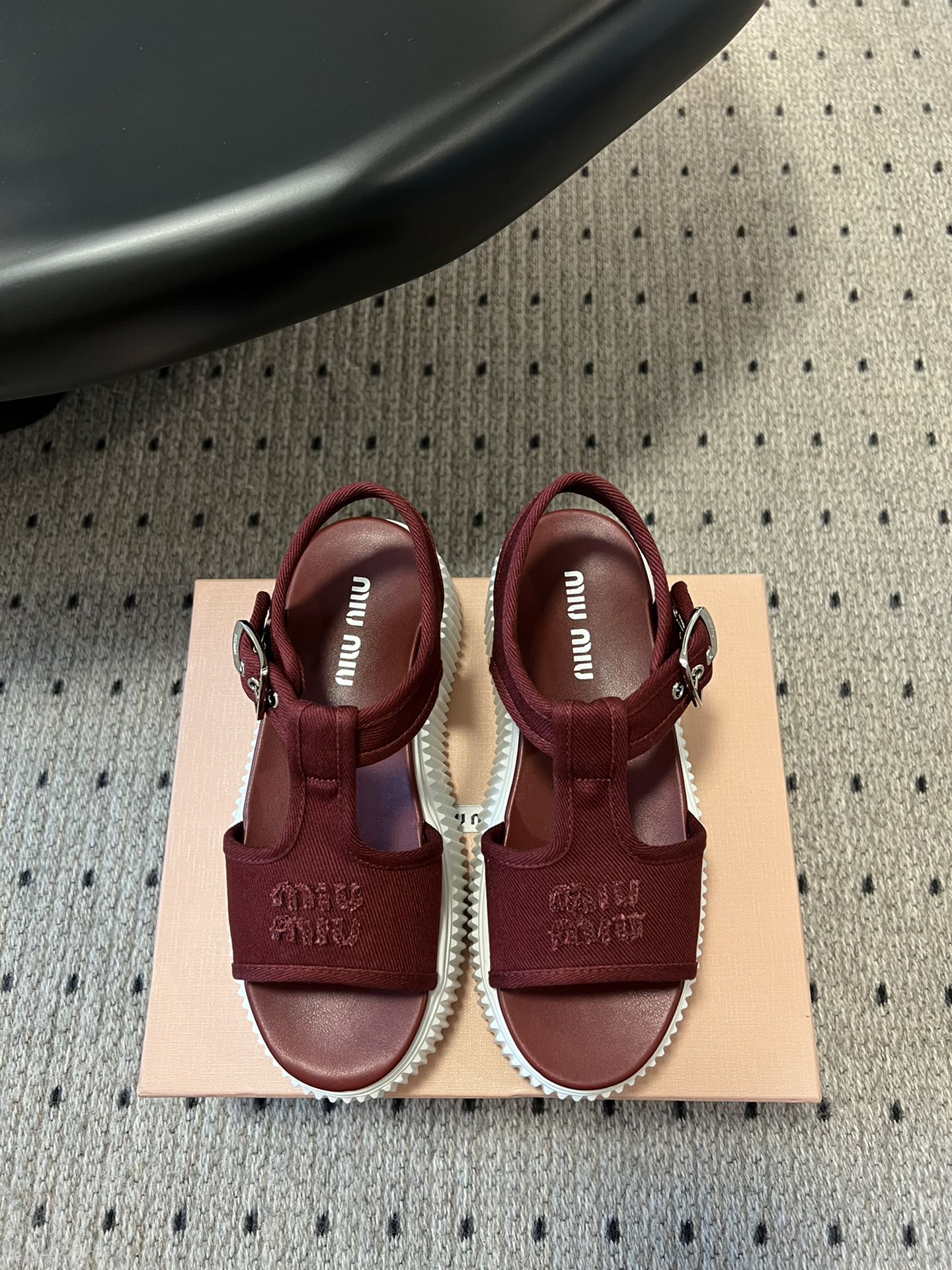 NO:266392,miumi* Sponge cake thick-soled casual white shoes canvas shoes sandals full of high-end feel!  This is a popular model for bloggers at home and abroad. It is retro and fashionable and beautiful!  Simple grating design, shoe side logo decoration and recognizable tongue, the foot is super sunny and youthful! It is a girly taste, and can create casual shoes so sweet that only M can achieve it. It has a strong aura and matches it casually. Long skirts, short skirts, shorts, and casual series can all wear unique styles. The age-reducing effect is very obvious, and the noble temperament is versatile!  The upper uses imported high-density canvas, breathable canvas inside, and footbed sheepskin. Original open molded rubber outsole!  Sole thickness: about 4.5cm Size: 35-40 (40 custom made without return or exchange), sandals, miumiu, sandals, skirts, shorts, sheepskin19860909miumi* 缪缪 松糕厚底休闲小白鞋帆布鞋 凉鞋 高级感十足！国内外博主刷爆的一款, 复古又时髦上脚美炸了！ 简约的格板设计,鞋侧logo装饰和极具辨识度的鞋舌,上脚超级阳光青春! 少女味一足,能把休闲鞋打造的如此甜美,只有M才能做到了,上脚气场一足,随意搭配,长裙,短裙,短裤,休闲系列都能穿出与众不同的风格,减龄效果非常明显,高贵气质百搭型！ 鞋面采用进口高密度帆布,内里透气帆布,垫脚羊皮 原版开模橡胶大底！ 底厚:约4.5cm 码数:35-40（40定做不退换）,凉鞋,miumiu,sandals,skirts,shorts,sheepskin,Women's Shoes