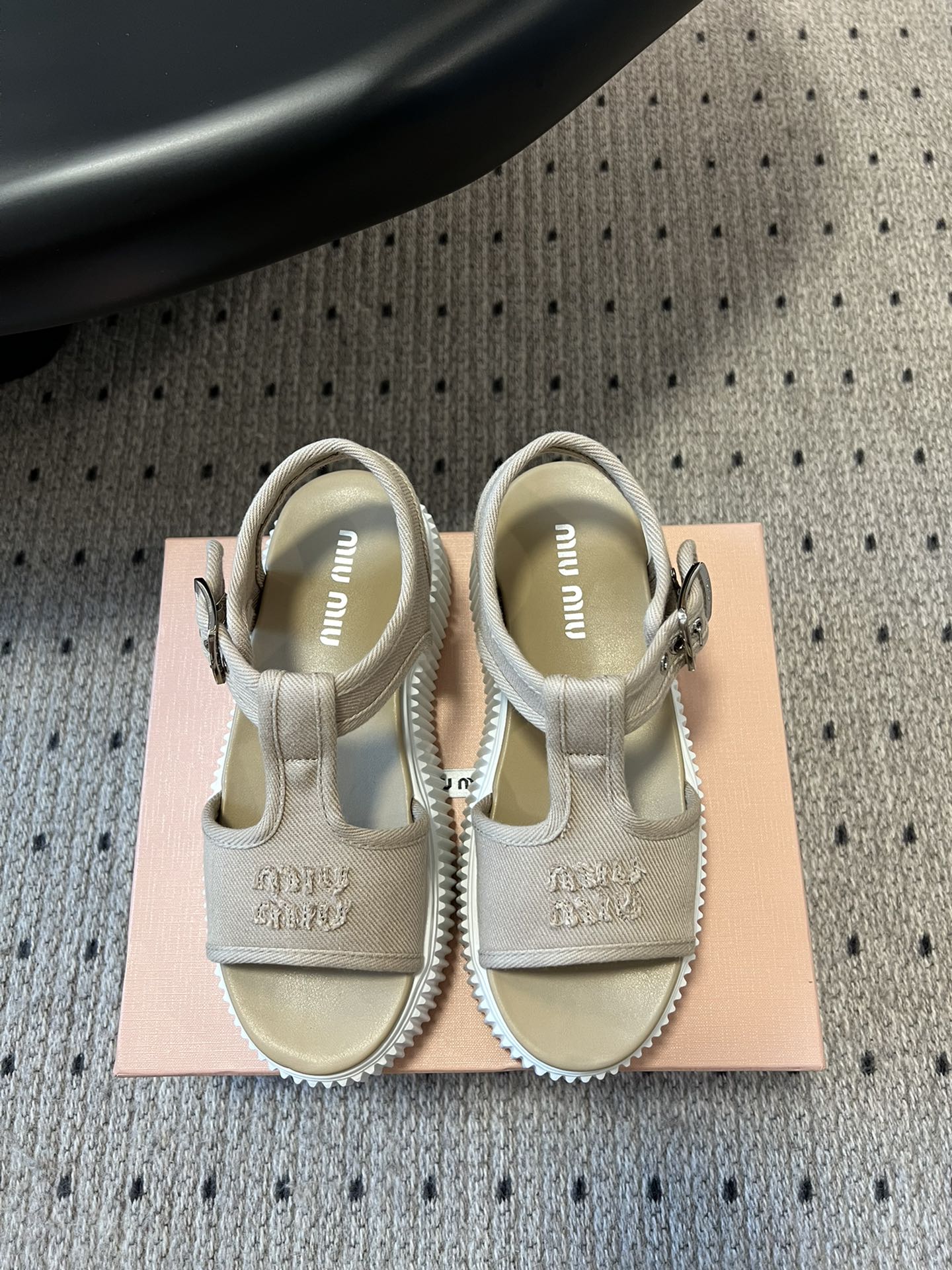 NO:266394,miumi* Sponge cake thick-soled casual white shoes canvas shoes sandals full of high-end feel!  This is a popular model for bloggers at home and abroad. It is retro and fashionable and beautiful!  Simple grating design, shoe side logo decoration and recognizable tongue, the foot is super sunny and youthful! It is a girly taste, and can create casual shoes so sweet that only M can achieve it. It has a strong aura and matches it casually. Long skirts, short skirts, shorts, and casual series can all wear unique styles. The age-reducing effect is very obvious, and the noble temperament is versatile!  The upper uses imported high-density canvas, breathable canvas inside, and footbed sheepskin. Original open molded rubber outsole!  Sole thickness: about 4.5cm Size: 35-40 (40 custom made without return or exchange), sandals, miumiu, sandals, skirts, shorts, sheepskin19860909miumi* 缪缪 松糕厚底休闲小白鞋帆布鞋 凉鞋 高级感十足！国内外博主刷爆的一款, 复古又时髦上脚美炸了！ 简约的格板设计,鞋侧logo装饰和极具辨识度的鞋舌,上脚超级阳光青春! 少女味一足,能把休闲鞋打造的如此甜美,只有M才能做到了,上脚气场一足,随意搭配,长裙,短裙,短裤,休闲系列都能穿出与众不同的风格,减龄效果非常明显,高贵气质百搭型！ 鞋面采用进口高密度帆布,内里透气帆布,垫脚羊皮 原版开模橡胶大底！ 底厚:约4.5cm 码数:35-40（40定做不退换）,凉鞋,miumiu,sandals,skirts,shorts,sheepskin,Women's Shoes