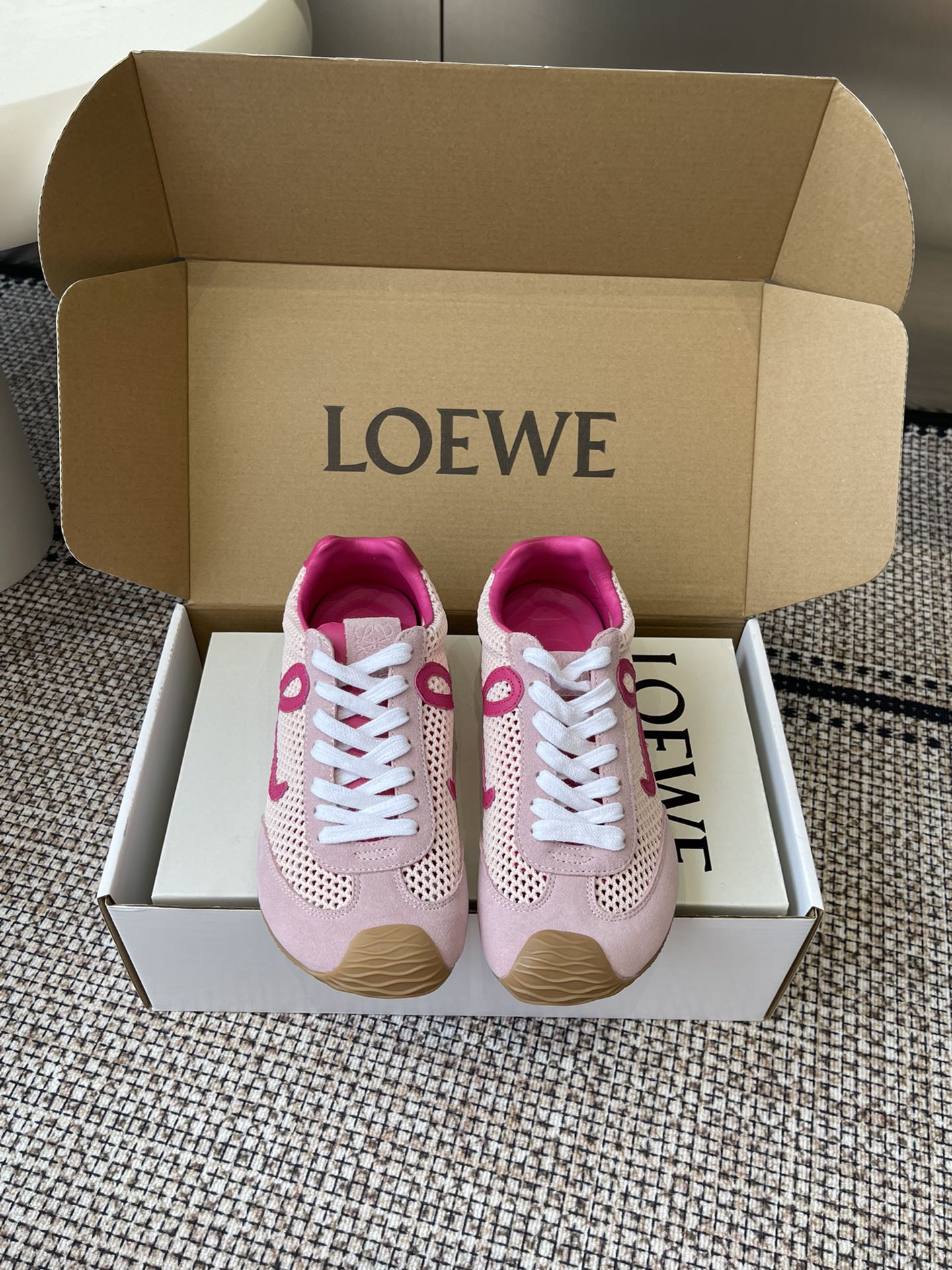 NO:511902,Top version New version LOEWE 25ss latest catwalk Ballet Runner 2.0 ballet casual sports shoes German training shoes Nylon and cowhide leather sneakers Asymmetric toe design, sock-like internal structure Light rubber outsole extends to toe fabric Custom imported toe layer cowhide/custom mesh inner lining imported soft sheepskin + mesh sole Original open mold-proof rubber material Sole thickness Increase height 2.5CM Size 35-40 (customized for women 40), casual shoes/sports shoes, loewe, loewe, sneakers, cowhide, sheepskin19860909顶级版本 新版面 LOEWE 罗意威 25ss最新走秀款 Ballet Runner 2.0 芭蕾 休闲 运动鞋 德训鞋 尼龙和牛皮革运动鞋 不对称鞋头设计、袜状内部结构 轻盈橡胶外底延伸至鞋头 面料 定制进口头层牛皮/定制网面 内里 进口柔软羊皮+网里 鞋底 原版开模防滑橡胶材质 底厚 增高2.5CM 码数 35-40（女40定做）,休闲鞋/运动鞋,loewe,loewe,sneakers,cowhide,sheepskin,Women's Shoes