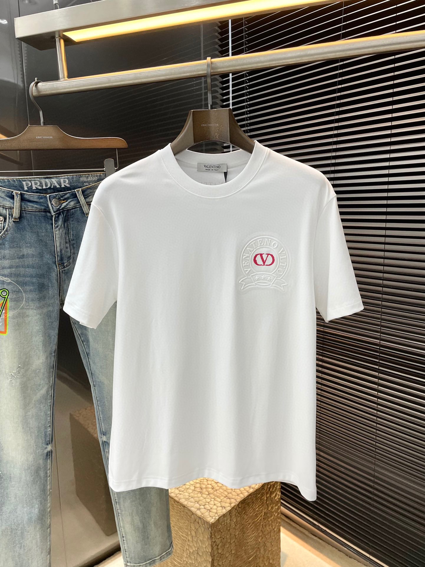 NO:159048,P VLTN- (Valentino) series VIP high-end customization, new short-sleeved spring and summer style, versatile style, anyone can easily control the fabric, fully customized, high-quality cotton-element fabric, soft fabric, comfortable and soft upper body, simple style is very classy, ​​simple and unique, fashionable, the style is very exquisite, showing aura, and highlighting the exquisiteness of business men!  Size M-3XL, valentino, T-shirt, alexander wang19860909P  VLTN-（华伦天奴）系列 VIP高级定制 春夏季新款短袖 百搭款式 任何人都可以轻松驾驭 面料全订制 高定一等品棉纶面料 面料手感柔软,上身舒适柔软 简约的款式非常显档次,简约个性时尚,版型剪裁非常精致,显气场,又会凸显商务男士的精致！尺码 M-3XL,,valentino,T-shirt,alexander wang,Men's clothing