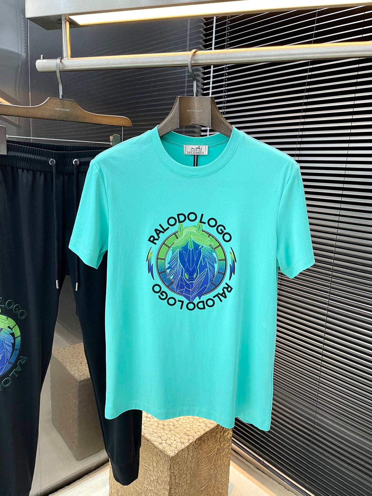 NO:159054,P HERMES series VIP high-end customization, new short-sleeved spring and summer style, versatile style, anyone can easily control the fabric, fully customized, high-quality double-sided silk soft cotton fabric, the fabric feels soft, the upper body is comfortable and soft. The simple style is very classy, ​​simple and unique, the style is very exquisite, the cut is very exquisite, showing the aura, and it will highlight the exquisiteness of business men!  Size M-3XL, hermes, hermes, T-shirt, alexander wang19860909P  HERMES（爱马仕）系列 VIP高级定制 春夏季新款短袖 百搭款式 任何人都可以轻松驾驭 面料全订制 高定一等品双面丝柔棉面料 面料手感柔软,上身舒适柔软 简约的款式非常显档次,简约个性时尚,版型剪裁非常精致,显气场,又会凸显商务男士的精致！尺码 M-3XL,,hermes,hermes,T-shirt,alexander wang,Men's clothing