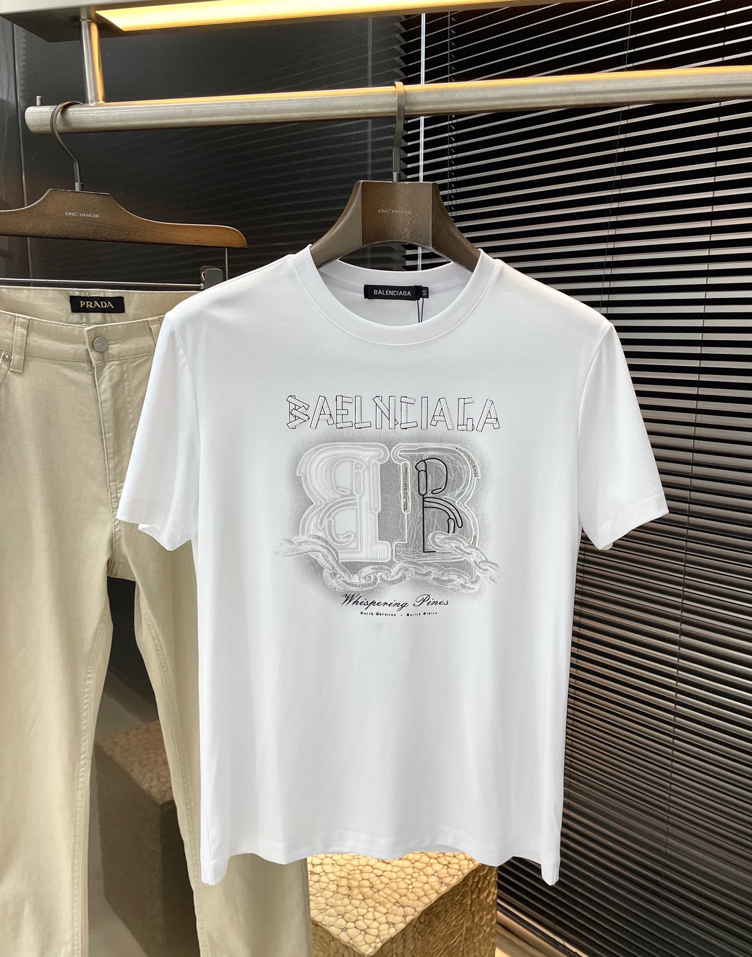 NO:159057,P Balenciaga- (Balenciaga) series VIP high-end customization, new short-sleeved spring and summer style, versatile style, anyone can easily control the fabric, fully customized, high-quality first-class modal fabric, the fabric feels soft, the upper body is comfortable and soft. The simple style is very classy, ​​simple and unique, the style is very exquisite, the cut is very exquisite, and it will highlight the exquisiteness of business men!  Size M-3XL, balenciaga, balenciaga, T-shirt, alexander wang19860909P  Balenciaga-（巴黎世家）系列 VIP高级定制 春夏季新款短袖 百搭款式 任何人都可以轻松驾驭 面料全订制 高定一等品莫代尔面料 面料手感柔软,上身舒适柔软 简约的款式非常显档次,简约个性时尚,版型剪裁非常精致,显气场,又会凸显商务男士的精致！尺码 M-3XL,,balenciaga,balenciaga,T-shirt,alexander wang,Men's clothing