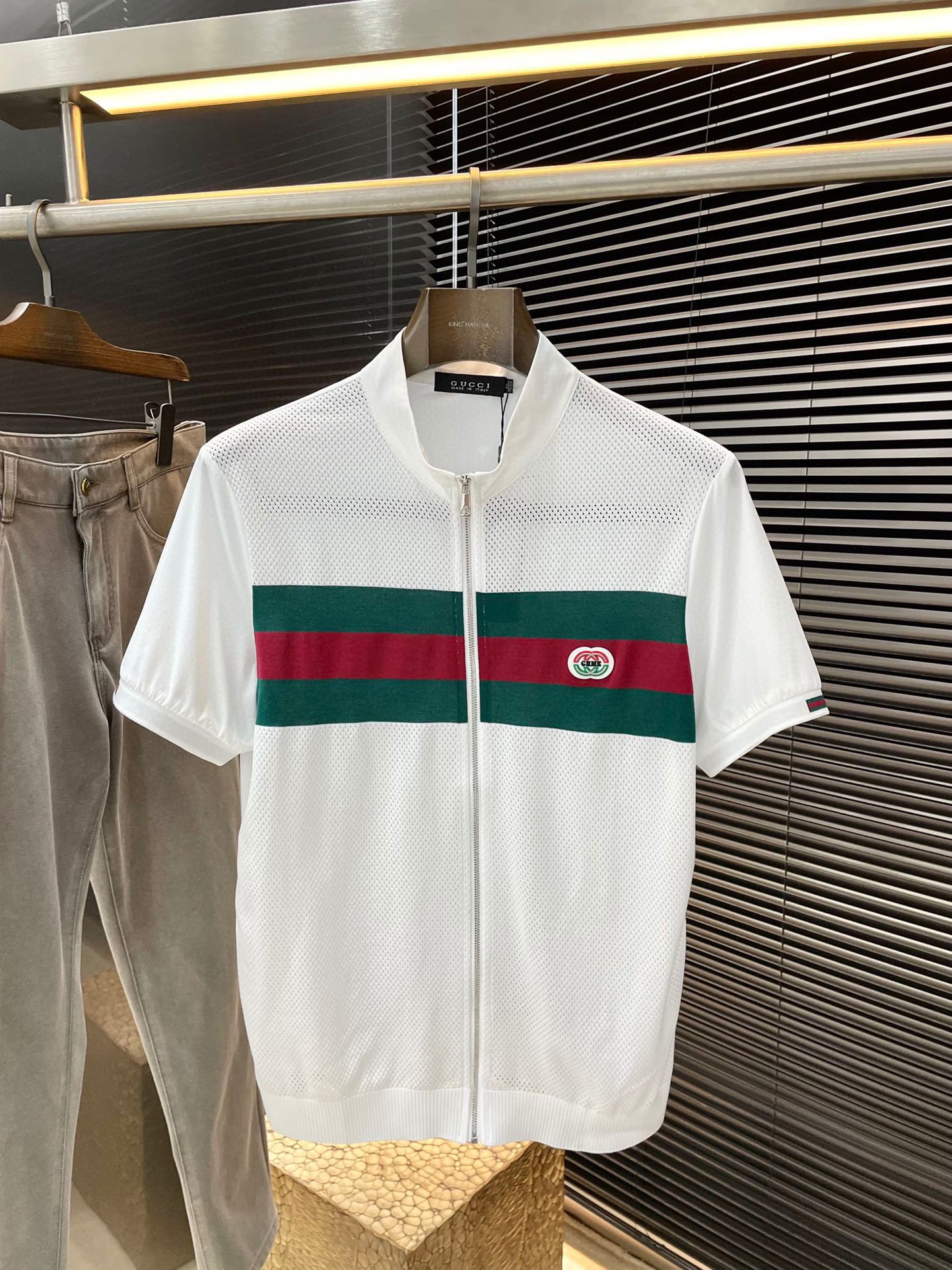 NO:159032,P Gucci's latest summer zippered cardigan short-sleeved T-shirt, using the latest customized nylon, comfortable and breathable, simple cutting method three-dimensional splicing, reflecting the extraordinary craftsmanship of workers, full of high-end and fashionable feeling!  The style is quite good at casual and versatile. Size 48-56,,gucci,gucci,T-shirt,tees,t-shirt,alexander wang19860909P  Gucci（古驰）夏季最新款 拉链开衫短袖T恤,采用最新定制锦纶 舒适透气,简单的裁剪方式立体拼接,体现出工人不凡的工艺,高端时尚感十足！版型相当赞休闲百搭款.尺码 48-56,,gucci,gucci,T-shirt,tees，t-shirt,alexander wang,Men's clothing