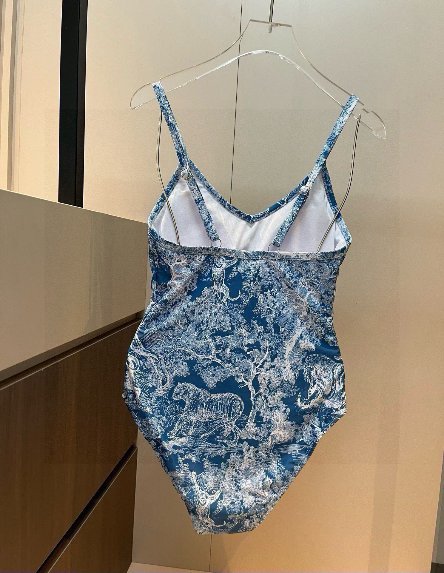 
Dior迪奥新款连体泳衣  😍🥰适合多种场景的游泳衣🏊‍♀️海边 游泳池 温泉 水上乐园 漂流都可以😌