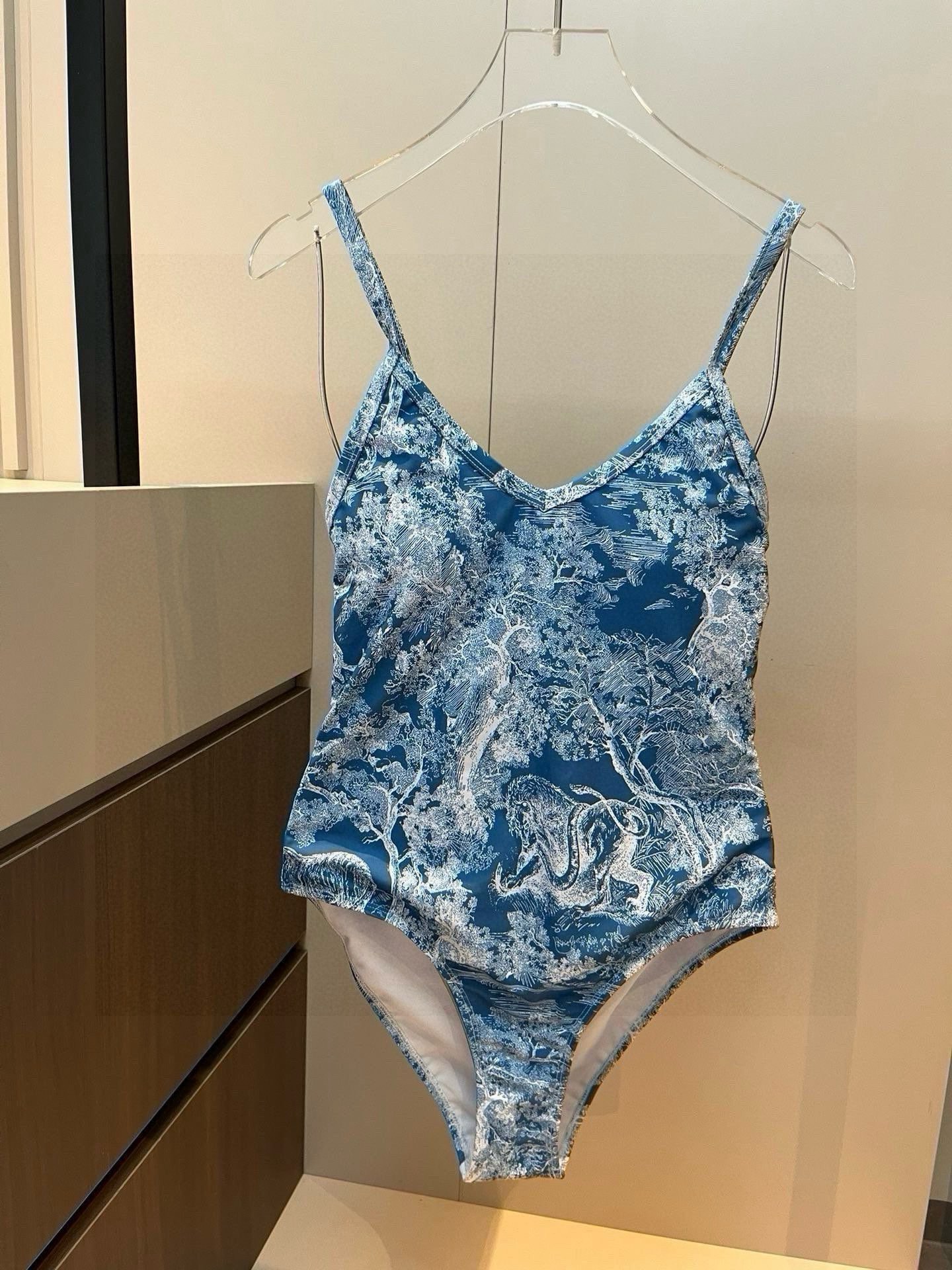 
Dior迪奥新款连体泳衣  😍🥰适合多种场景的游泳衣🏊‍♀️海边 游泳池 温泉 水上乐园 漂流都可以😌