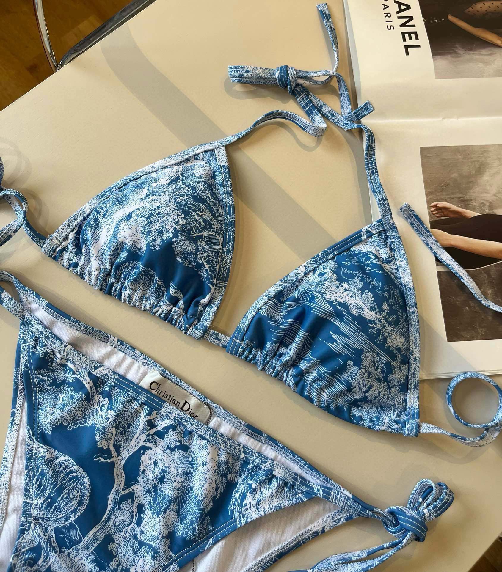 。
Dior迪奥 新款比基尼泳衣👙❤️😍🥰适合多种场景的游泳衣🏊‍♀️海边 游泳池 温泉 水上乐园 漂流