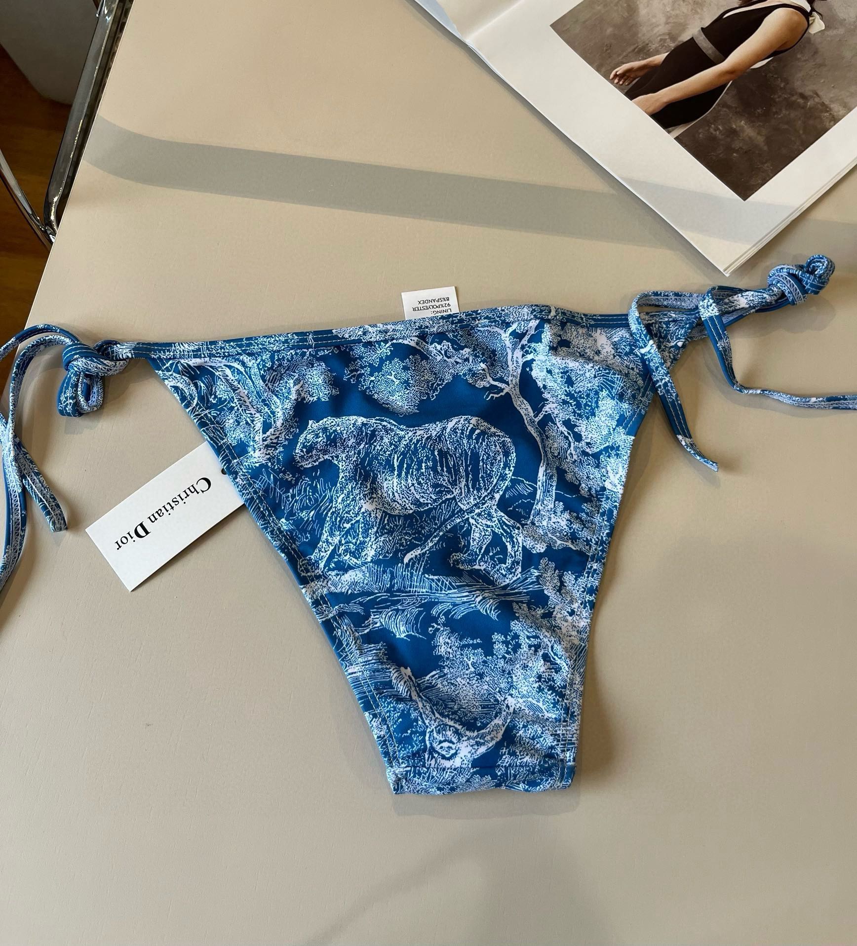 。
Dior迪奥 新款比基尼泳衣👙❤️😍🥰适合多种场景的游泳衣🏊‍♀️海边 游泳池 温泉 水上乐园 漂流