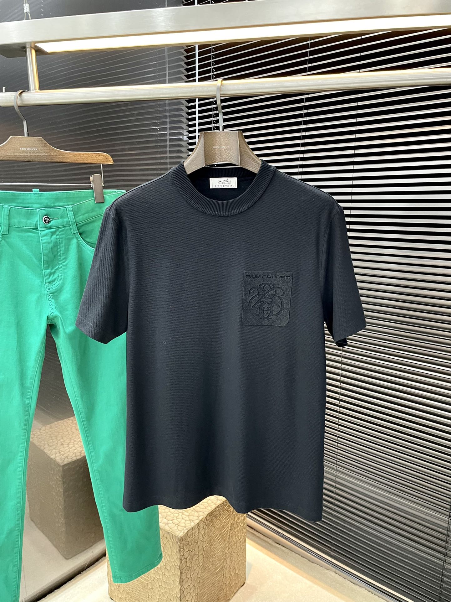 NO:161564,P HERMES series VIP high-end customization 2025 spring and summer new short-sleeved style versatile styles anyone can easily control. Fully customized fabrics, high-quality first-class mulberry silk fabric. The fabric feels soft and the upper body is comfortable and soft. The simple style is very classy, ​​simple and unique, fashionable, the style is very exquisite, showing the aura, and it will highlight the exquisiteness of business men!  Size M-3XL, hermes, hermes, T-shirt, alexander wang19860909P  HERMES（爱马仕） 系列 VIP高级定制 2025春夏季新款短袖 百搭款式 任何人都可以轻松驾驭 面料全订制 高定一等品桑蚕丝面料 面料手感柔软,上身舒适柔软 简约的款式非常显档次,简约个性时尚,版型剪裁非常精致,显气场,又会凸显商务男士的精致！尺码 M-3XL,,hermes,hermes,T-shirt,alexander wang,Men's clothing