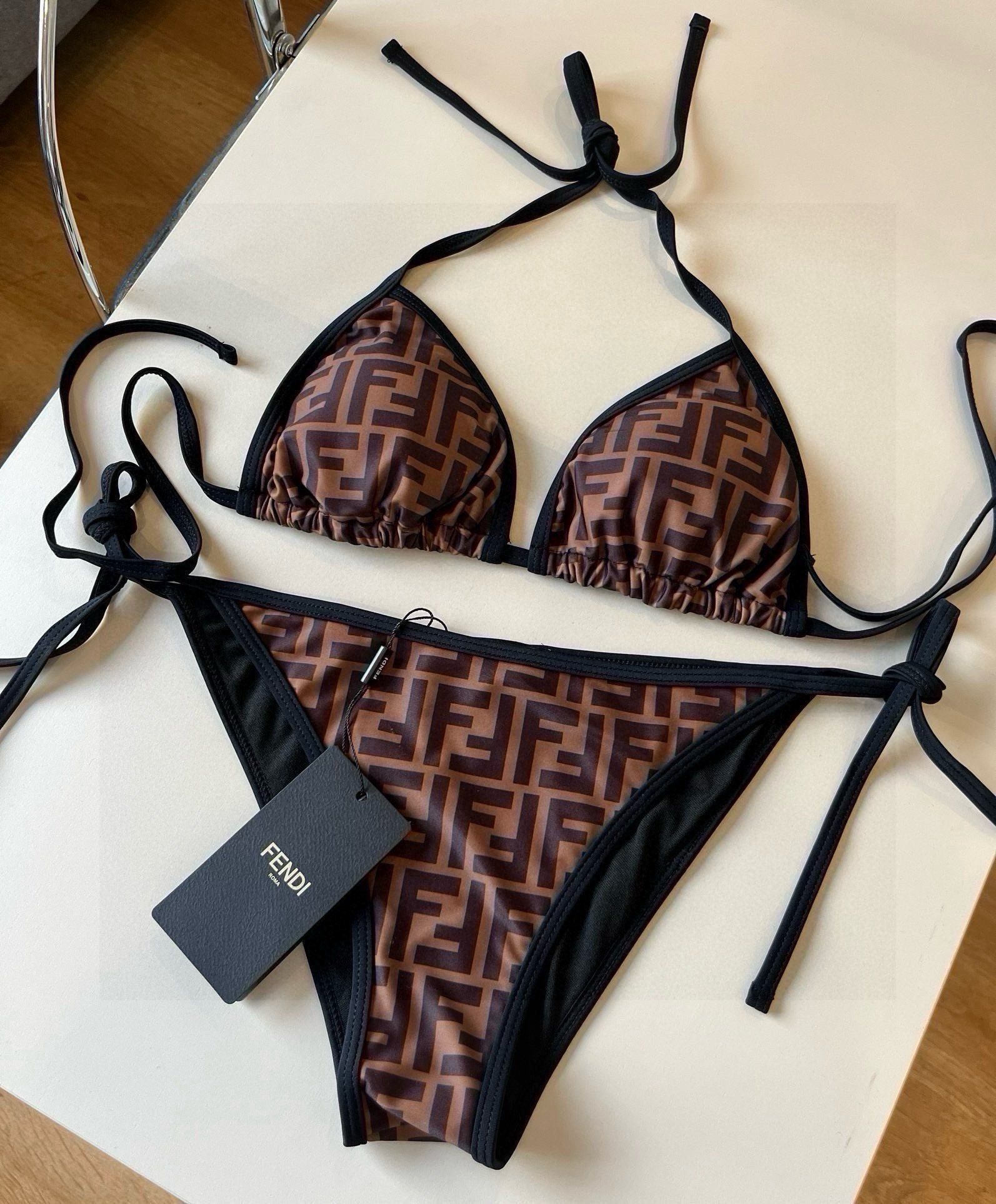 。

FD芬迪新款印花比基尼👙❤️😍🥰适合多种场景的游泳衣🏊‍♀️海边 游泳池 温泉 水上乐园 漂流都可