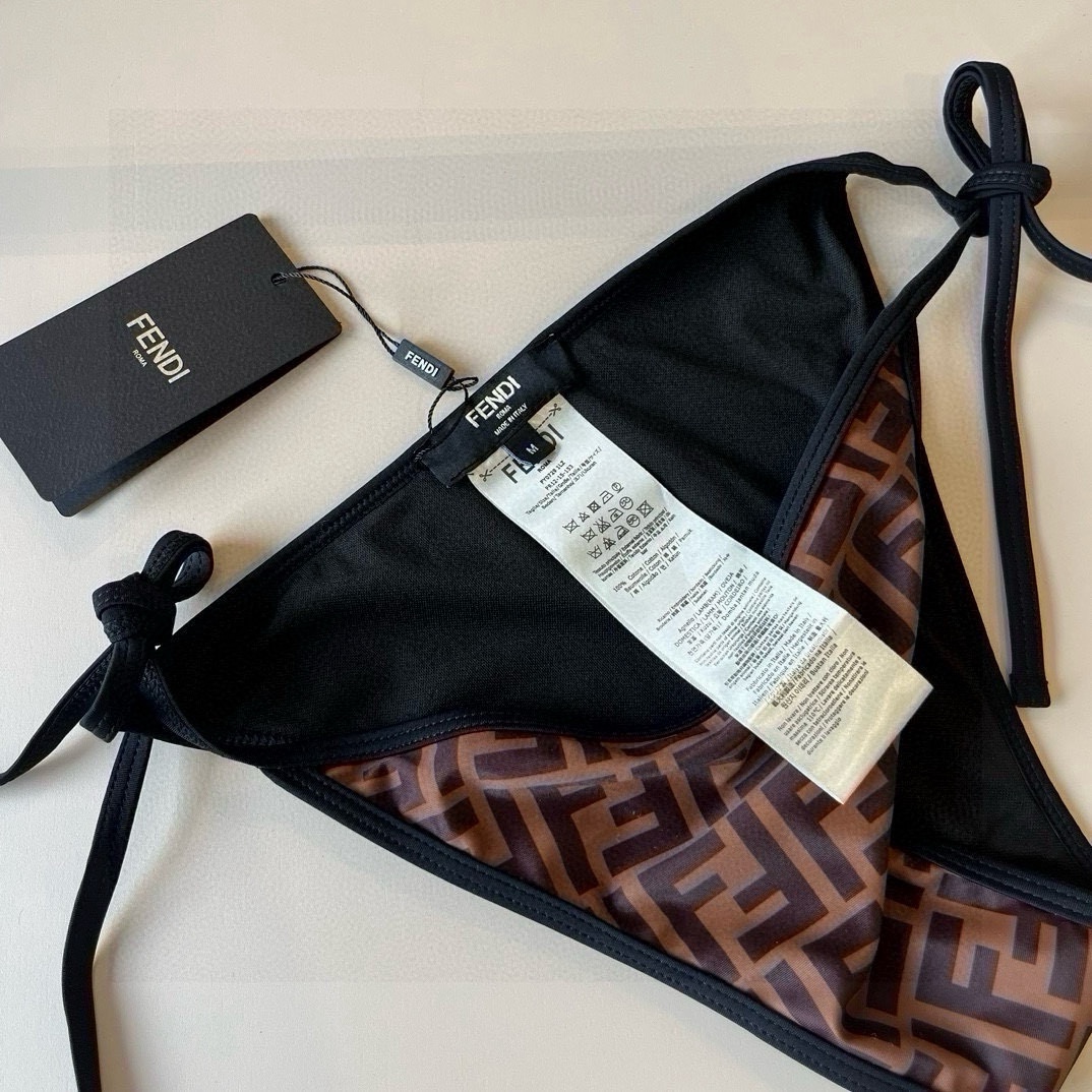 。

FD芬迪新款印花比基尼👙❤️😍🥰适合多种场景的游泳衣🏊‍♀️海边 游泳池 温泉 水上乐园 漂流都可