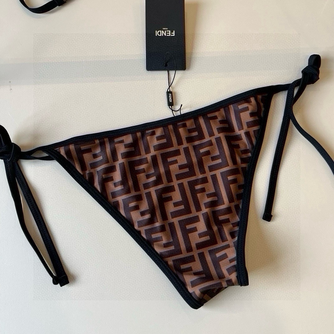 。

FD芬迪新款印花比基尼👙❤️😍🥰适合多种场景的游泳衣🏊‍♀️海边 游泳池 温泉 水上乐园 漂流都可