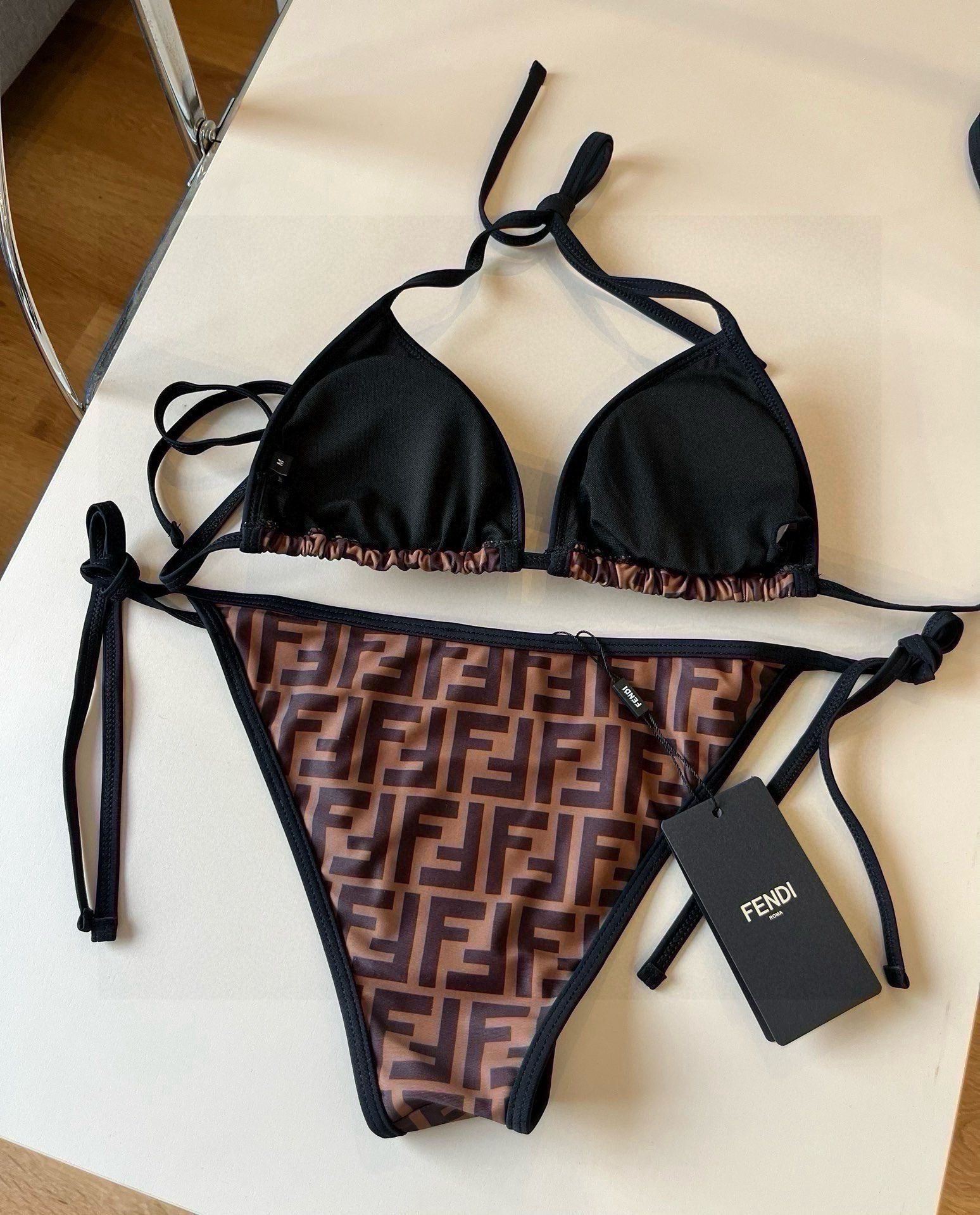 。

FD芬迪新款印花比基尼👙❤️😍🥰适合多种场景的游泳衣🏊‍♀️海边 游泳池 温泉 水上乐园 漂流都可