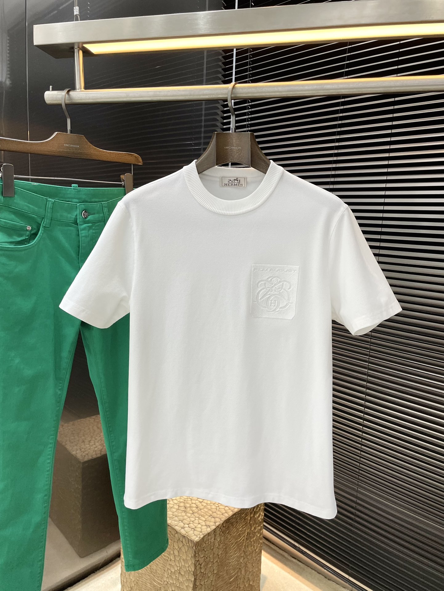 NO:159038,P HERMES series VIP high-end customization, new short-sleeved spring and summer style, versatile style, anyone can easily control the fabric, high-quality first-class mulberry silk fabric, the fabric feels soft, the upper body is comfortable and soft, the simple style is very classy, ​​simple and unique, the style is very exquisite, the cut is very exquisite, showing the aura, and it will highlight the exquisiteness of business men!  Size M-3XL, hermes, hermes, T-shirt, alexander wang19860909P  HERMES（爱马仕） 系列 VIP高级定制 春夏季新款短袖 百搭款式 任何人都可以轻松驾驭 面料全订制 高定一等品桑蚕丝面料 面料手感柔软,上身舒适柔软 简约的款式非常显档次,简约个性时尚,版型剪裁非常精致,显气场,又会凸显商务男士的精致！尺码 M-3XL,,hermes,hermes,T-shirt,alexander wang,Men's clothing