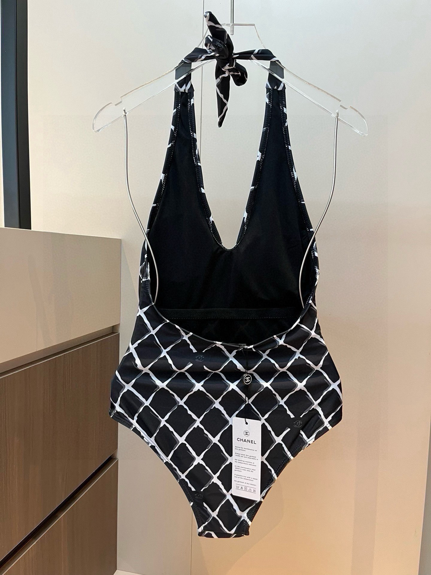 。
Chanel香奈儿新款连体泳衣  😍🥰适合多种场景的游泳衣🏊‍♀️海边 游泳池 温泉 水上乐园 漂流