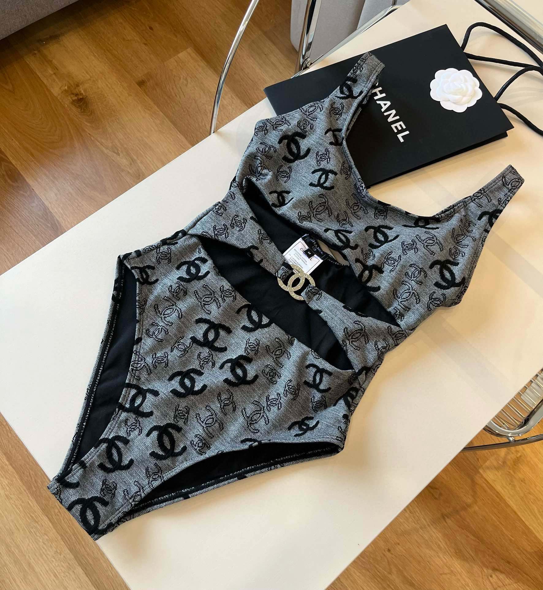 。

Chanel香奈儿连体泳衣、最新面料S M L XL