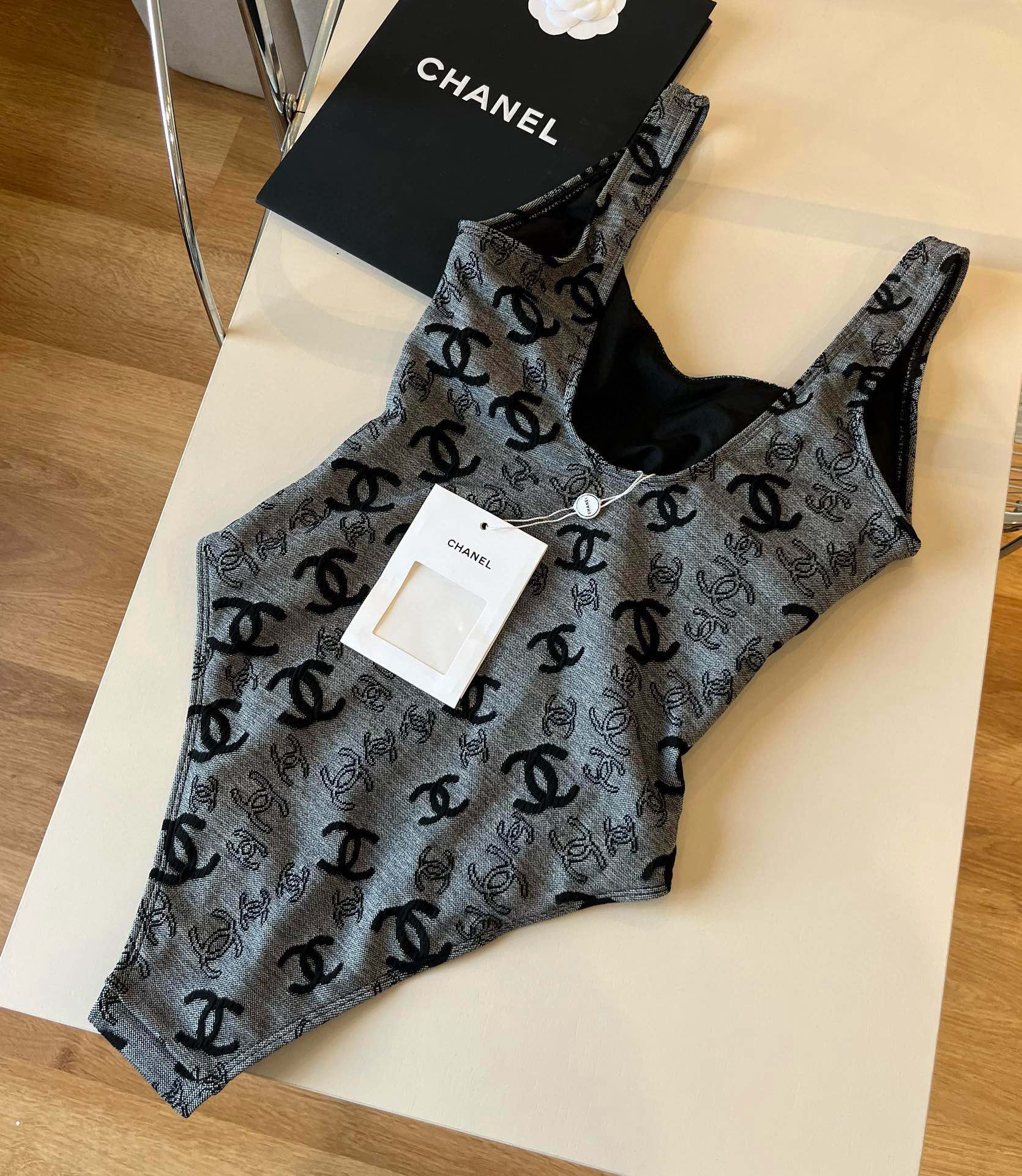 。

Chanel香奈儿连体泳衣、最新面料S M L XL