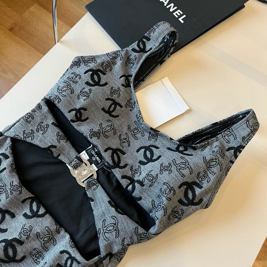 。

Chanel香奈儿连体泳衣、最新面料S M L XL