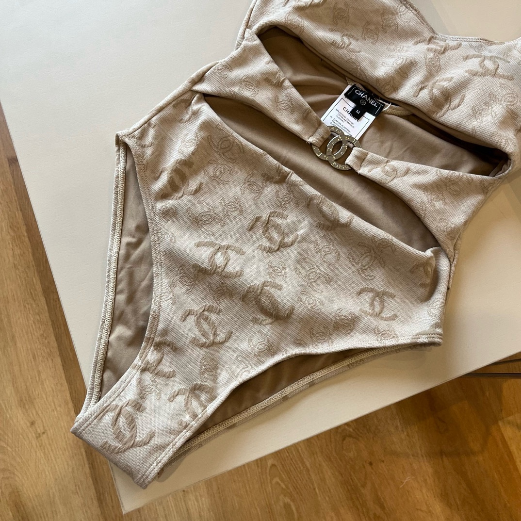 。

Chanel香奈儿连体泳衣、最新面料S M L XL