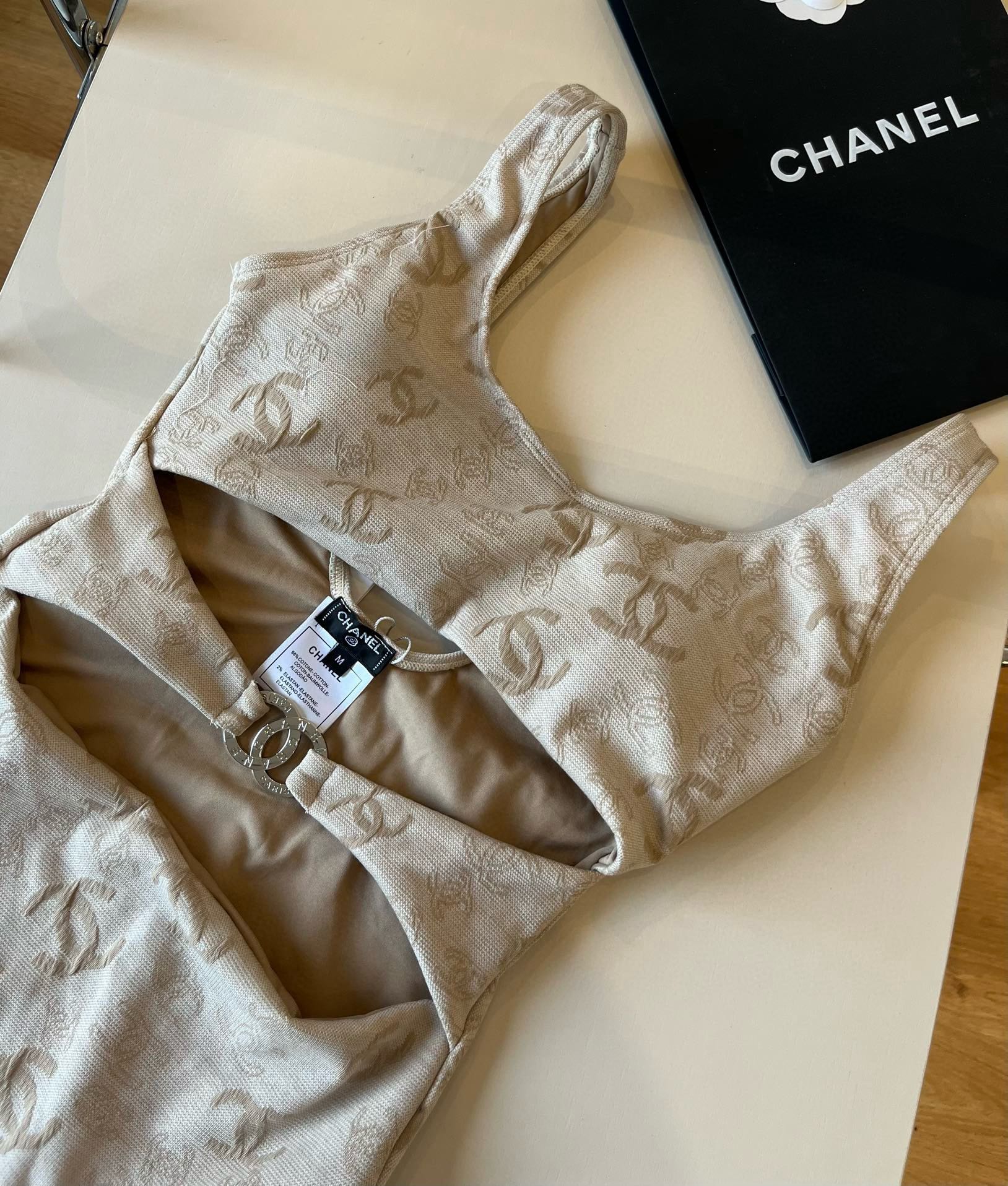 。

Chanel香奈儿连体泳衣、最新面料S M L XL