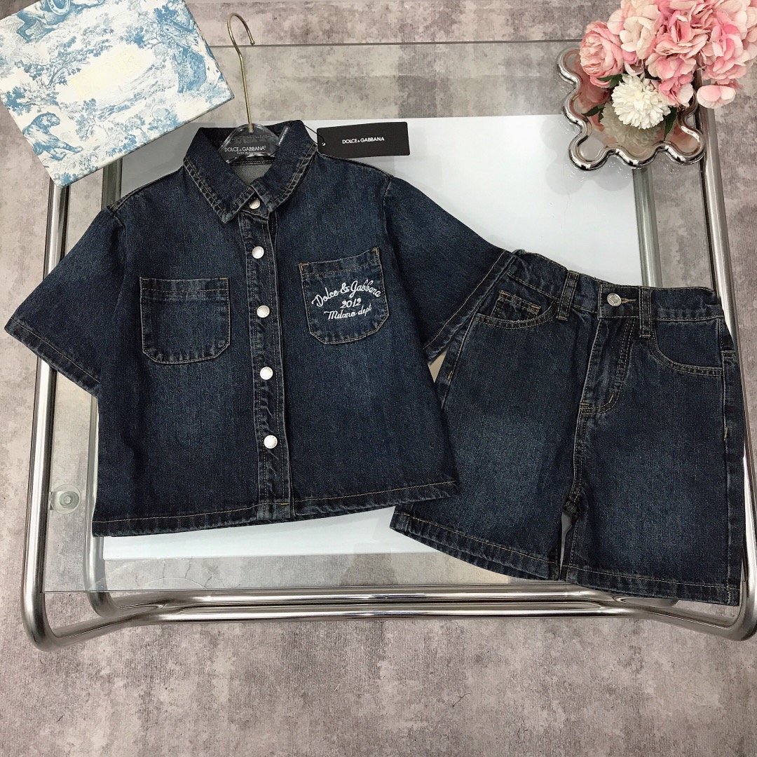 NO:212159,【Spot shipment】 DOLC* & GABBAN* ~Original 1:1 creates DG embroidery logo heavy-industrial denim suit Casual style Small lapel with retro silver replica logo hardware buckles The front small pocket design is equipped with embroidered logo logo on the back with large area exquisite embroidery logo. Customized high-end washing craft denim color. The feel is very soft and delicate, soft and comfortable, skin-friendly and not tied. The upper body effect is excellent. Size size--120-130-140-150 [CM] Counter packaging 70, clothes, Dolce&Gabbana,19860909【现货发】   DOLC* & GABBAN*～原版1:1打造DG刺绣logo标志重工牛仔套装 休闲风格 小翻领搭配复古银色复刻logo五金扣 前面小口袋设计附有刺绣logo标志后背大面积精致刺绣LOGO标 定制高端水洗工艺牛仔色 手感非常柔软细腻 柔顺舒适 亲肤不扎 上身效果极好  size尺码--120-130-140-150【CM】 专柜包装70,衣服,Dolce&Gabbana,,Children's