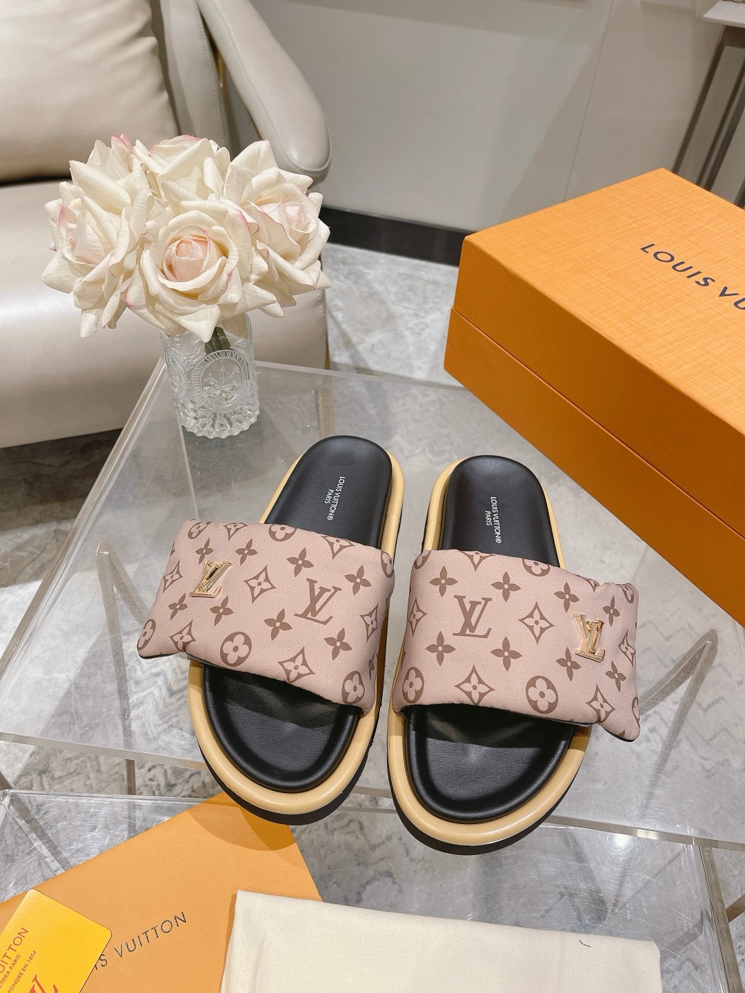 NO:264021,LV couples hot products Print Velcro slippers Soft padded uppers with adjustable Velcro Comfortable and tough insoles Add harmonious color The top version is of poor quality and is not satisfied with the quality. Size 35-45, slippers, louis vuitton, slippers19860909LV 情侣爆款 打印 魔术贴拖鞋 柔软加垫鞋面搭配可调节魔术贴 舒适韧性鞋垫再添和谐色彩 顶级版质量不好不满意随便退 码数35-45,拖鞋,louis vuitton,slippers,Women's Shoes