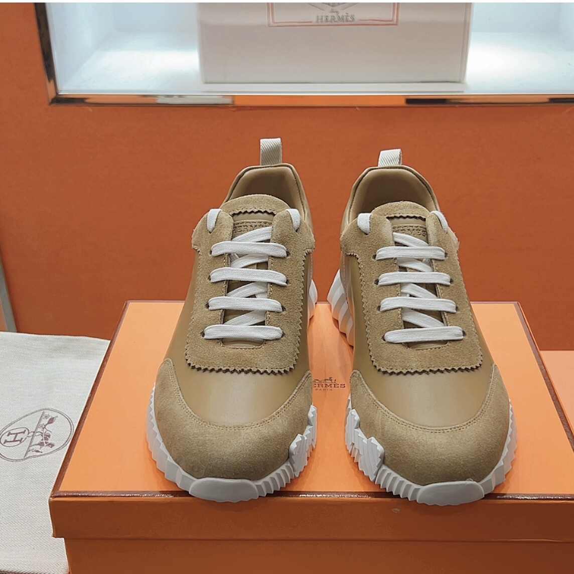 NO:265226,herme…s ss25new arrival~ Hot couples style for counters, the first choice for H home delivery!  It is a classic Hermes model and it will be released in many colors every season. It is definitely one of the most worth buying gifts. I have met a male and female goddess! Don’t miss it!  !  He is super light and comfortable. He is not tired after walking for a long time and is not expensive. There is also a small circle for assisting shoes behind. Top quality 35-44, can be customized 45 46. Men's model 20, casual shoes/sports shoes, hermes, hermes, sneakers19860909herme…s ss25new arrival～ 专柜大热情侣款,H家配货首选鞋履！ 是爱马仕经典款 每一季都会出很多颜色 绝对是最值得买的配货之一 有遇到的男神女神!真的不要错过！！ 他超轻、超舒适 走久不累、价格不贵 后面还有个辅助穿鞋的小圈 顶级精品 35-44,可定做45 46 男款20,休闲鞋/运动鞋,hermes,hermes,sneakers,Women's Shoes