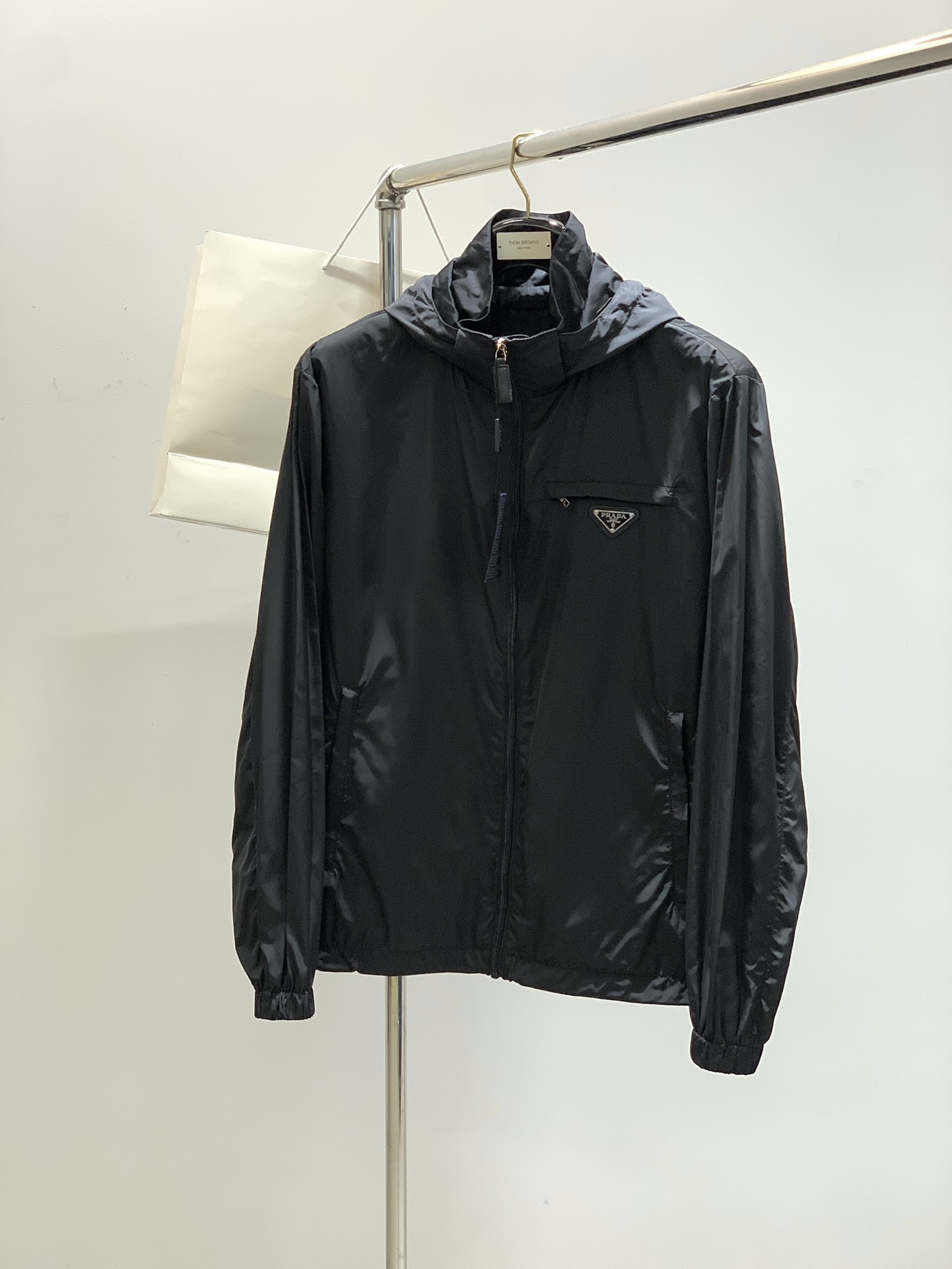 NO:159219,,PRADA Prada, the latest products for spring 2025, available at the same time for counters, fashionable and casual hooded jackets, imported original fabrics, extremely complex workmanship, the only channel that can be used as a purchasing agent level, top-level glue printing craft letter pattern logo, original hardware and auxiliary decoration, extremely high grade, comfortable and versatile, handsome and stylish on the upper body, 2 colors recommendation, code number M-3Xl,,prada,prada, jackets & coats, jackets & coats,hats,alexander wang19860909,PRADA 普拉达,2025春季最新品,专柜同步有售,时尚休闲连帽夹克外套,进口原版面料,做工极为复杂,唯一可以做代购级别的渠道狠货,顶级印胶工艺字母图案logo,原版五金辅料装饰,档次极高,舒适百搭,上身帅气有型,2色推荐,码数M-3Xl,,prada,prada,jackets & coats,jackets & coats,hats,alexander wang,Men's clothing