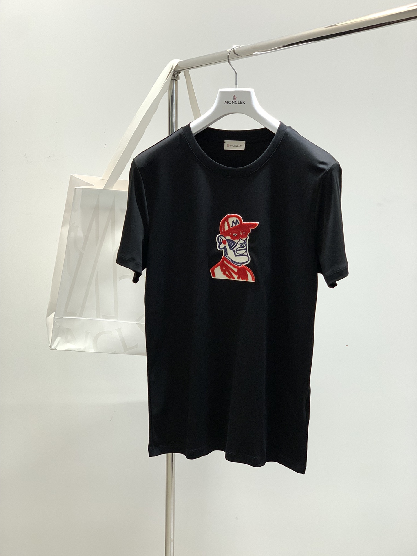 NO:159214,,Moncler hood, the latest 2025 summer product, available at the same time for counters, original single ruthless goods, fashionable and casual round neck short-sleeved T-shirt, comfortable upper body!  Eye-catching and highlighted, using imported original fabric, top-grade embroidery craft letter pattern logo, simple but not lacking in fashion, fashionable and handsome upper body, 2 colors recommended, code number S-3Xl, christian louboutin, Moncler, T-shirt, tees, t-shirt, alexander wang19860909,Moncler 蒙口,2025夏季最新品,专柜同步有售,原单狠货,时尚休闲圆领短袖T恤,上身舒适！吸睛而有亮点,采用进口原版面料,顶级刺绣工艺字母图案logo,简单而不失时尚,上身时尚帅气,2色推荐,码数S-3Xl,,christian louboutin,Moncler,T-shirt,tees，t-shirt,alexander wang,Men's clothing