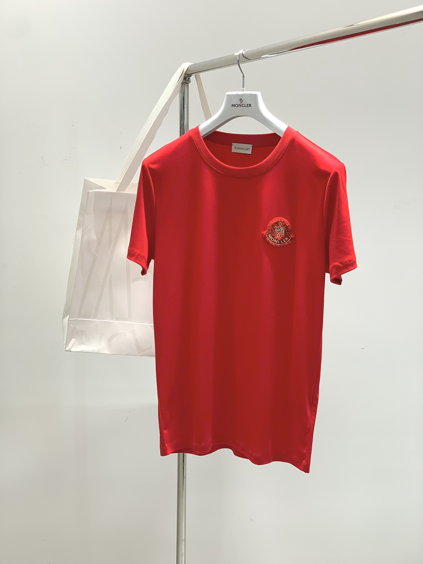 NO:159194,,Moncler hood, the latest 2025 summer product, available at the same time for counters, original single ruthless goods, fashionable and casual round neck short-sleeved T-shirt, comfortable upper body!  Eye-catching and highlighted, using imported original fabric, top-grade printed craft letter pattern logo, simple but not lacking in fashion, fashionable and handsome on the upper body, 3 colors recommended, S-3Xl, christian louboutin, Moncler, T-shirt, tees, t-shirt, alexander wang19860909,Moncler 蒙口,2025夏季最新品,专柜同步有售,原单狠货,时尚休闲圆领短袖T恤,上身舒适！吸睛而有亮点,采用进口原版面料,顶级印花工艺字母图案logo,简单而不失时尚,上身时尚帅气,3色推荐,码数S-3Xl,,christian louboutin,Moncler,T-shirt,tees，t-shirt,alexander wang,Men's clothing