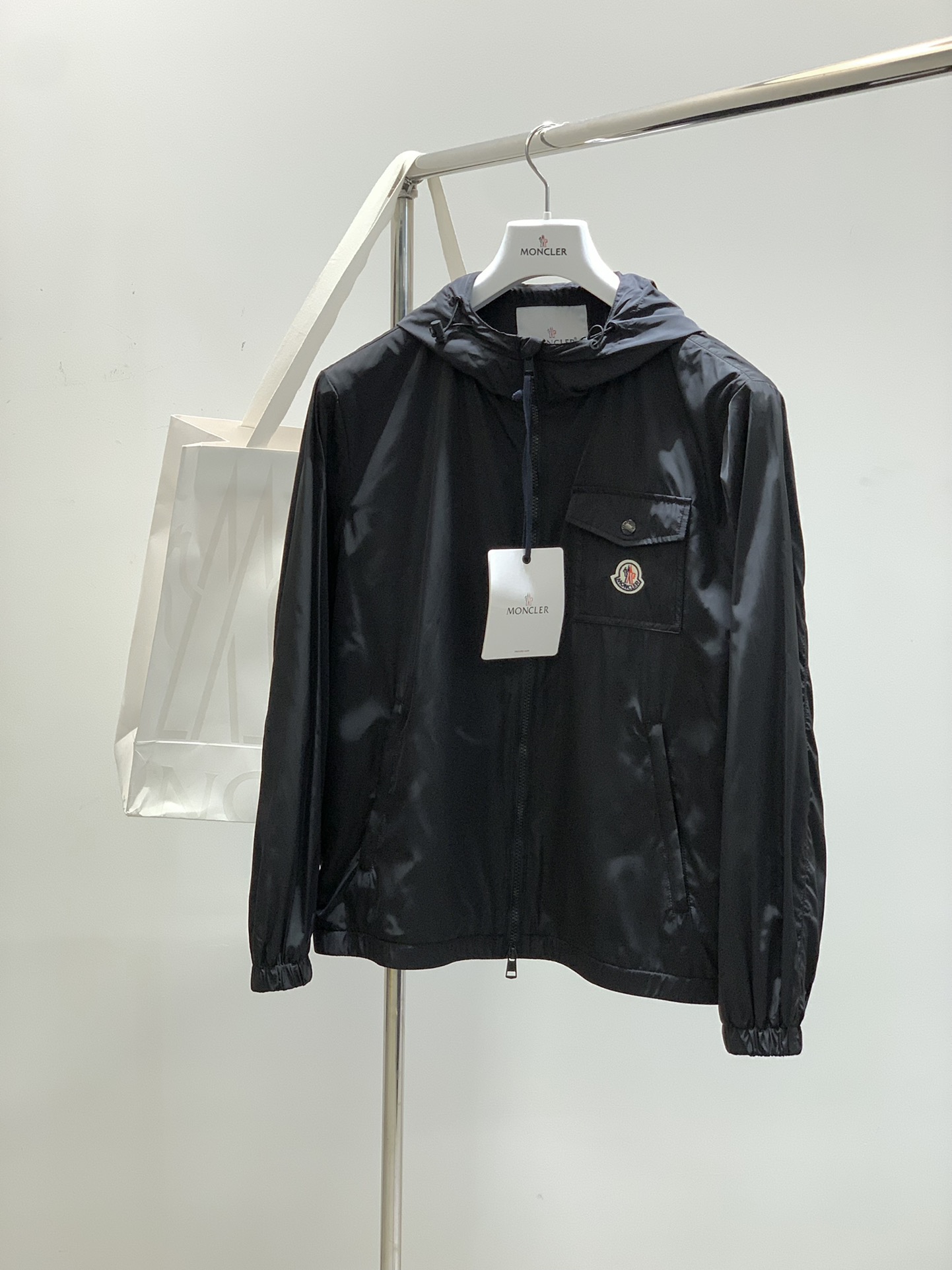 NO:159202,,Moncler cover, the latest product in spring 2025, available at the counter at the same time, original single product, fashionable and casual hooded jacket, comfortable upper body!  Eye-catching and highlighted, using imported original fabric, top-grade embroidery craft letter pattern logo, original hardware and accessories decoration, simple but not lacking in fashion, fashionable and handsome upper body, 2 colors recommendation, code number M-3Xl, christian louboutin, Moncler, jackets & coats, jackets & coats, hats, alexander wang19860909,Moncler 蒙口,2025春季最新品,专柜同步有售,原单狠货,时尚休闲连帽夹克外套,上身舒适！吸睛而有亮点,采用进口原版面料,顶级刺绣工艺字母图案logo,原版五金辅料装饰,简单而不失时尚,上身时尚帅气,2色推荐,码数M-3Xl,,christian louboutin,Moncler,jackets & coats,jackets & coats,hats,alexander wang,Men's clothing