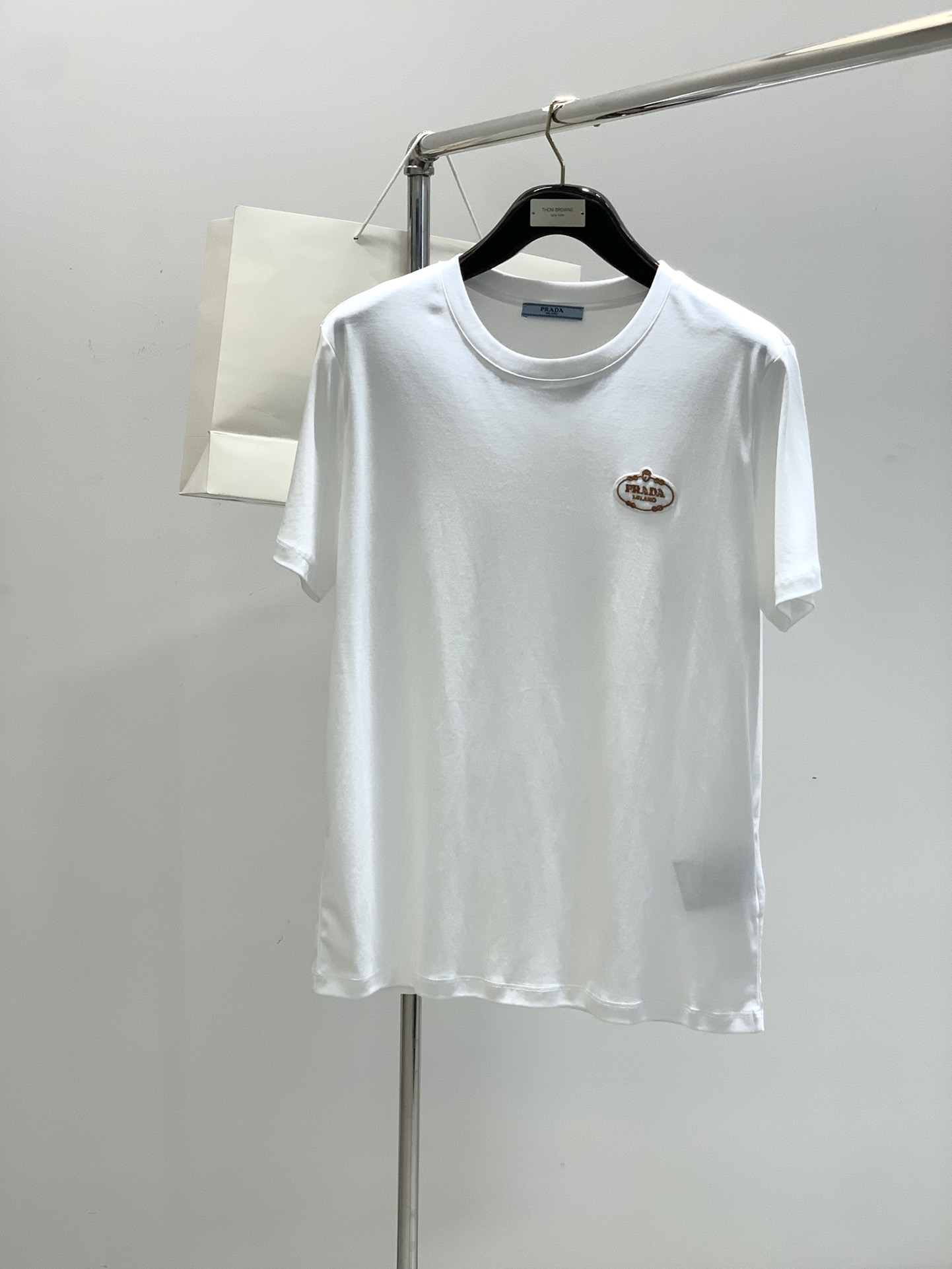 NO:159197,,PRADA Prada, the latest summer products, available at the counter at the same time, fashionable and casual round neck short-sleeved T-shirt, imported original fabric, extremely complex workmanship, the only channel that can be used as a purchasing agent level, top-level embroidery craft letter pattern logo, extremely high grade, comfortable and versatile, handsome and stylish upper body, 2 colors recommended, S-3XL,,prada,prada,T-shirt,tees,t-shirt,alexander wang19860909,PRADA 普拉达,夏季最新品,专柜同步有售,时尚休闲圆领短袖T恤,进口原版面料,做工极为复杂,唯一可以做代购级别的渠道狠货,顶级刺绣工艺字母图案logo,档次极高,舒适百搭,上身帅气有型,2色推荐,码数S-3XL,,prada,prada,T-shirt,tees，t-shirt,alexander wang,Men's clothing