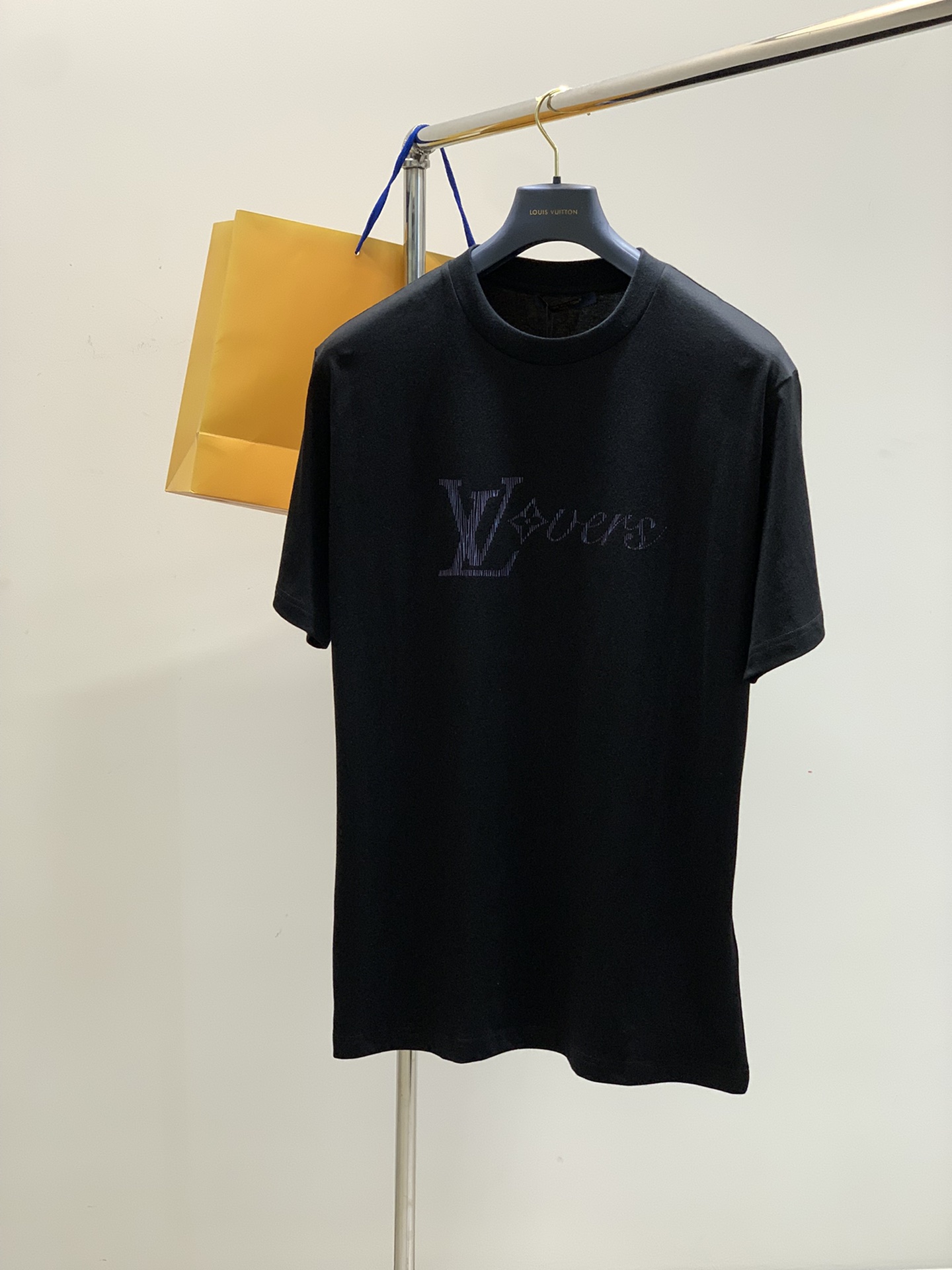 NO:159221,,LouisVuitton, the latest model for summer 2025, available at the counter at the same time, original singles, fashionable and casual round neck short-sleeved T-shirt, very distinctive on the upper body!  Eye-catching and highlighted, imported original fabric, top-level printing craft letter pattern decorative logo, simple but not lacking in fashion, classic and atmospheric, comfortable and breathable, handsome and stylish on the upper body, S-XL,, louis vuitton, louis vuitton, T-shirt,tees, t-shirt,alexander wang19860909,LouisVuitton 路易威登,2025夏季最新款,专柜同步有售,原单狠货,时尚休闲圆领短袖T恤,上身很有特点！吸睛而有亮点,进口原版面料,顶级印花工艺字母图案装饰Logo,简单而不失时尚,经典大气,舒适透气,上身帅气有型,码数S-XL,,louis vuitton,louis vuitton,T-shirt,tees，t-shirt,alexander wang,Men's clothing