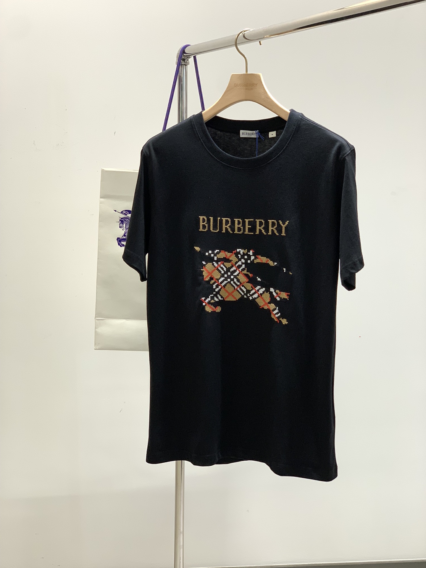 NO:159211,,Burberry Burberry, the latest summer products in 2025, available at the counter at the same time, original singles, fashionable and casual round neck short-sleeved T-shirt, imported original fabric, comfortable and breathable upper body, top-grade embroidery craft letter pattern decoration logo, extremely high grade, comfortable and versatile, top-body handsome, 2 colors recommended, S-Xl, burberry, burberry, T-shirt, tees, t-shirt, alexander wang19860909,Burberry 巴宝莉,2025夏季最新品,专柜同步有售,原单狠货,时尚休闲圆领短袖T恤,进口原版面料,上身舒适透气,顶级刺绣工艺字母图案装饰logo,档次极高,舒适百搭,上身帅气十足,2色推荐,码数S-Xl,,burberry,burberry,T-shirt,tees，t-shirt,alexander wang,Men's clothing