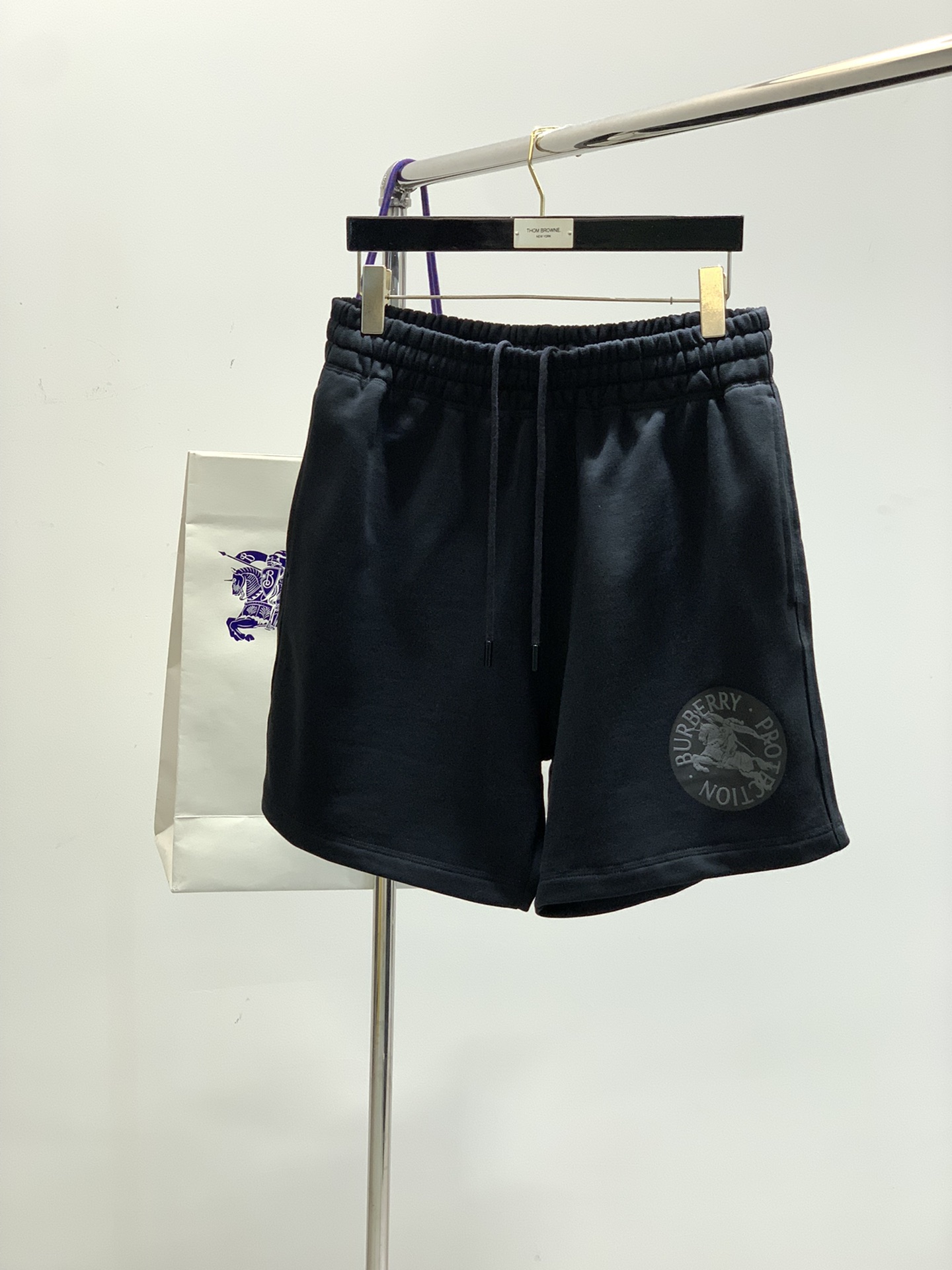 NO:159225,,Burberry Burberry, the latest summer products in 2025, available at the counter at the same time, original singles, fashionable casual shorts, imported original fabric, comfortable and breathable upper body, top printed letter pattern logo, original hardware and auxiliary decoration, extremely high grade, comfortable and versatile, handsome upper body, 2 colors recommendation, S-XL, burberry, burberry, shorts, alexander wang19860909,Burberry 巴宝莉,2025夏季最新品,专柜同步有售,原单狠货,时尚休闲短裤,进口原版面料,上身舒适透气,顶级印花字母图案logo,原版五金辅料装饰,档次极高,舒适百搭,上身帅气十足,2色推荐,码数S-XL,,burberry,burberry,shorts,alexander wang,Men's clothing