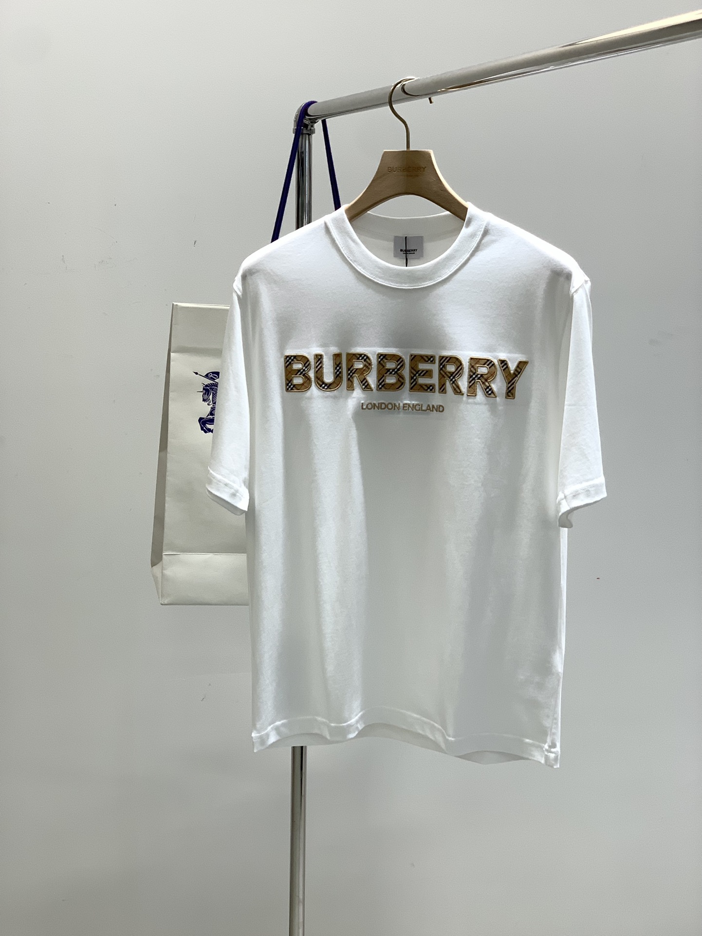 NO:424864,,Burberry Burberry, the latest summer products, available at the counter at the same time, original singles, fashionable and casual round neck short-sleeved T-shirt, imported original fabric, comfortable and breathable upper body, top-grade embroidery craft letter pattern decoration logo, extremely high grade, comfortable and versatile, top-body handsome, 2 colors recommended, code number M-3Xl, ,burberry, burberry, T-shirt,tees, t-shirt,alexander wang19860909,Burberry 巴宝莉,夏季最新品,专柜同步有售,原单狠货,时尚休闲圆领短袖T恤,进口原版面料,上身舒适透气,顶级刺绣工艺字母图案装饰logo,档次极高,舒适百搭,上身帅气十足,2色推荐,码数M-3Xl,,burberry,burberry,T-shirt,tees，t-shirt,alexander wang,Men's clothing