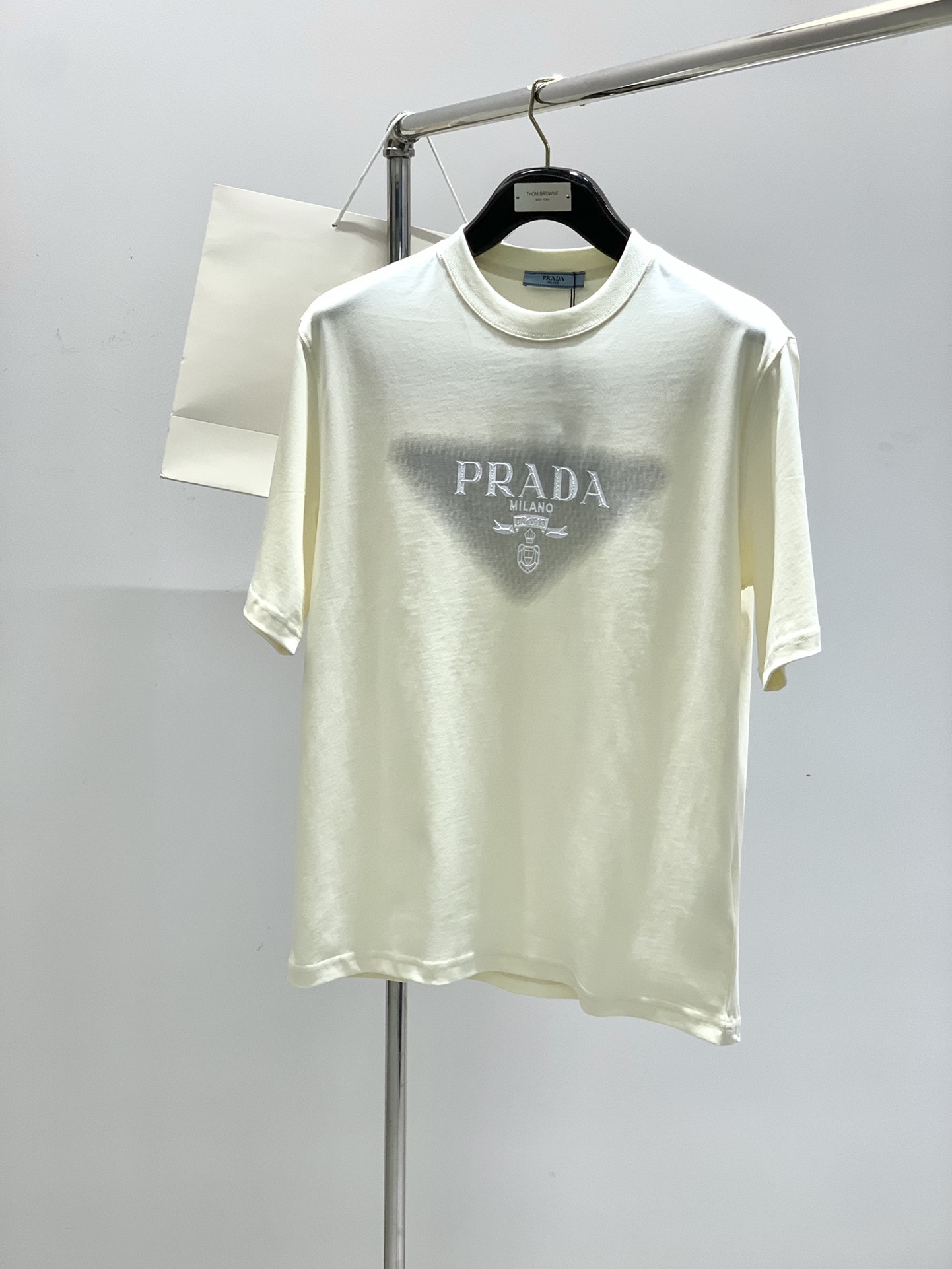 NO:161710,,PRADA Prada, the latest summer products, available at the counter at the same time, fashionable and casual round neck short-sleeved T-shirt, imported original fabric, extremely complex workmanship, the only channel that can be used as a purchasing agent level, top-level printing craft letter pattern logo, extremely high grade, comfortable and versatile, handsome and stylish upper body, 2 colors recommended, S-2XL,,prada,prada,T-shirt,tees,t-shirt,alexander wang19860909,PRADA 普拉达,夏季最新品,专柜同步有售,时尚休闲圆领短袖T恤,进口原版面料,做工极为复杂,唯一可以做代购级别的渠道狠货,顶级印花工艺字母图案logo,档次极高,舒适百搭,上身帅气有型,2色推荐,码数S-2XL,,prada,prada,T-shirt,tees，t-shirt,alexander wang,Men's clothing