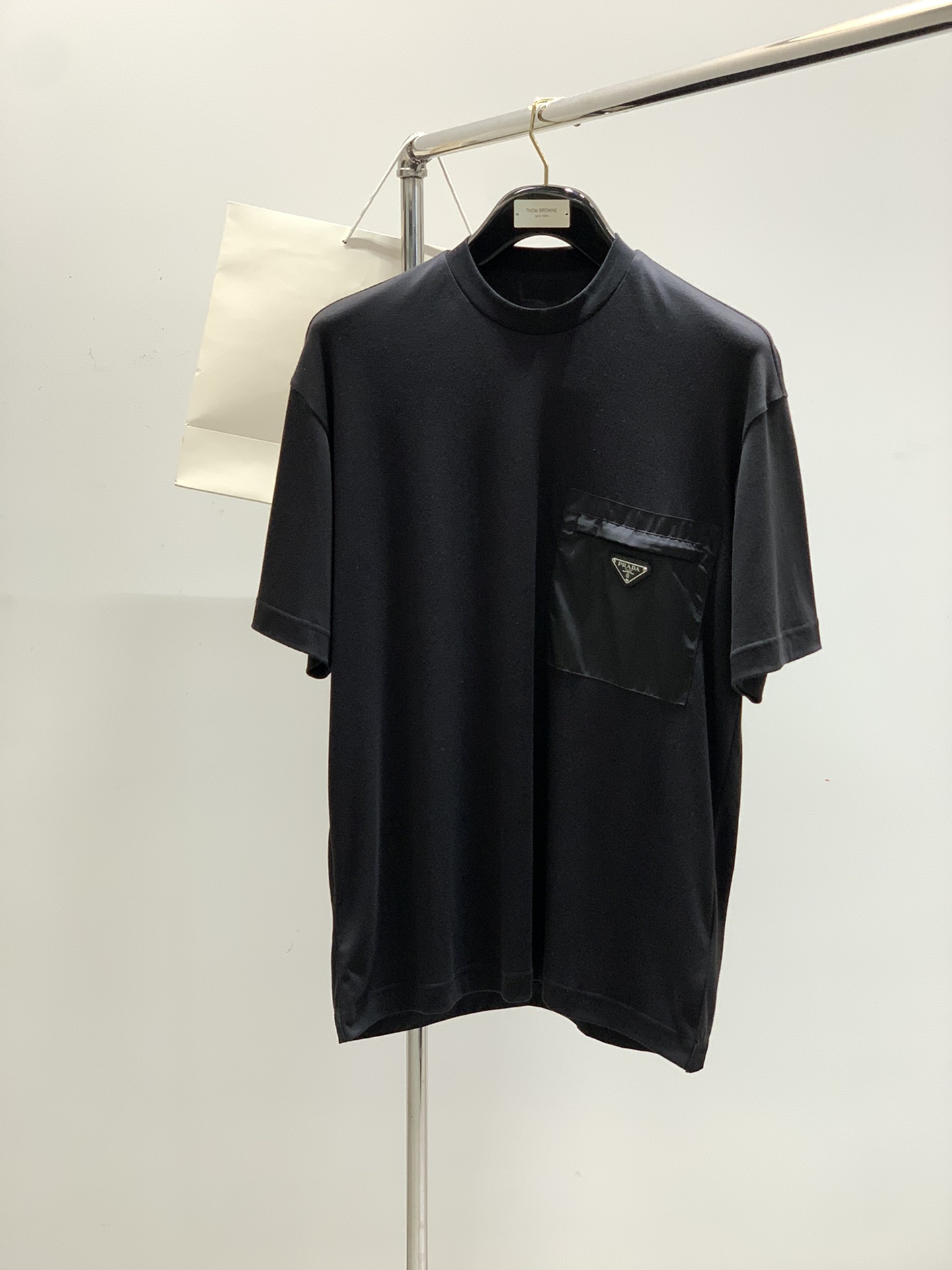 NO:159217,,Prada Short-sleeved cotton Material suitable for seasons and four seasons Collar round neck Sleeve long short sleeves Sleeve regular sleeves Long and long style loose style Others Regular thickness XS-L Size chart XS shoulder width 48.5, bust 108, garment length 72 S shoulder width 49, bust 112, garment length 73 M shoulder width 49.5, bust 116, garment length 75 L shoulder width 50, bust 120, garment length 77,,prada,T-shirt,alexander wang19860909,普拉达 短袖 材质棉 适用季节四季 领型圆领 袖长短袖 袖型常规 衣长偏长 版型偏宽松 款式其他 厚度常规 XS-L 尺码表XS肩宽48.5、胸围108、衣长72  S肩宽49、 胸围112、衣长73  M肩宽49.5、胸围116、衣长75 L肩宽50、胸围120、衣长77,,prada,T-shirt,alexander wang,Men's clothing