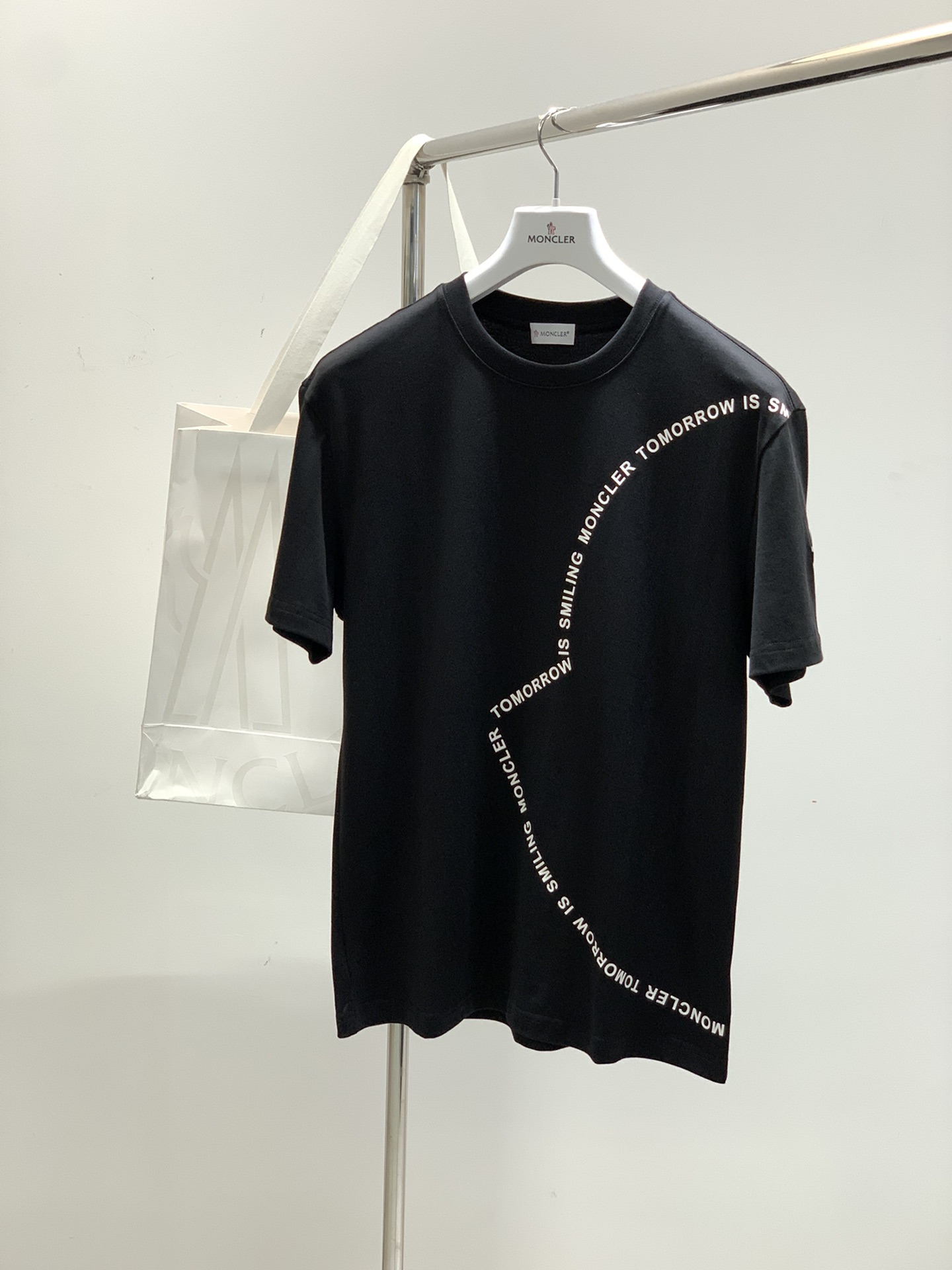 NO:159224,, , cover-mouthed cotton printed short-sleeved cotton raw materials, made of woven and dyed in a century-old workshop. After enzyme washing, the fabric has been transformed into a very comfortable and textured characteristic, with excellent softness, and a lot of cotton feel and very high weight!  The details are exquisite and sophisticated, first-class, fashionable and loose tailoring, and extremely high mixing and matching effects. They are excellent in both inner and single wear. They can be controlled by both men and women, and have excellent styling effects!  . Color black and white White Size M-3XL Size chart Size M Clothes length 67 bust 104 shoulder width 50 yards L. Clothes length 69 bust 108 shoulder width 51 yards XL Clothes length 71 bust 112 shoulder width 52 Size 2XL Clothes length 73 bust 116 shoulder width 53 Size 3XL Clothes length 74 bust 120 shoulder width 54, Moncler, T-shirt, alexander wang19860909,蒙口纯棉印花短袖 上等棉花原料,经过百年工坊重磅定织定染而成,经过酵素洗工艺,将面料蜕变成非常舒适且质感十足的特质,柔软度极好,此外棉感十足,非常高克重,！ 细节精湛考究,品相一流,时尚宽松型剪裁,混搭效果极高,无论内搭还是单穿都非常出色,男女皆可驾驭,造型效果极佳的一款高奢单品！ . 颜色黑白 白色  尺码M-3XL 尺码表  码数M 衣长67胸围104肩宽50码数L. 衣长69胸围108肩宽51码数XL衣长71胸围112肩宽52 码数2XL衣长73胸围116肩宽53 码数3XL衣长74胸围120肩宽54,,Moncler,T-shirt,alexander wang,Men's clothing