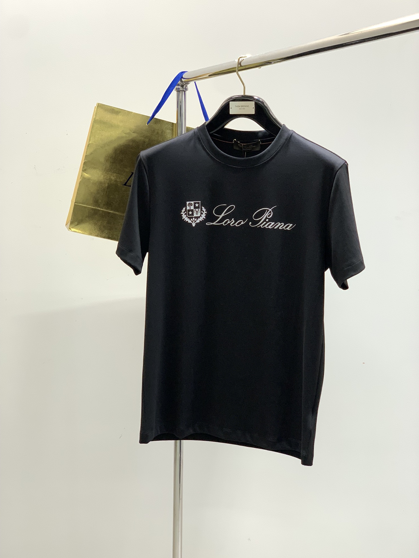 NO:159192,,LP short sleeves, material liquid ammonia cotton, suitable for seasons, collar round neck, sleeve length, short sleeves, sleeves, regular length, regular style, other styles, regular thickness, size M-3XL size chart, number of 48, length, 66, bust 100, shoulder width 44.2, size 50, length 68, bust 104, shoulder width 45..4, size 52, length 70, bust 108, shoulder width 46.6, size 54, length 72, bust 112, shoulder width 47.8, size 56, length 74, bust 115, shoulder width 49,,loro piano, T-shirt,alexander wang19860909,LP 短袖 材质液氨棉 适用季节四季 领型圆领 袖长短袖 袖型常规 衣长常规 版型常规 款式其他 厚度常规  尺码 M-3XL尺码表码数48衣长66胸围100肩宽44.2 码数50衣长68胸围104肩宽45..4码数52衣长70胸围108肩宽46.6 码数54衣长72胸围112肩宽47.8 码数56衣长74胸围115肩宽49,,loro piana,T-shirt,alexander wang,Men's clothing